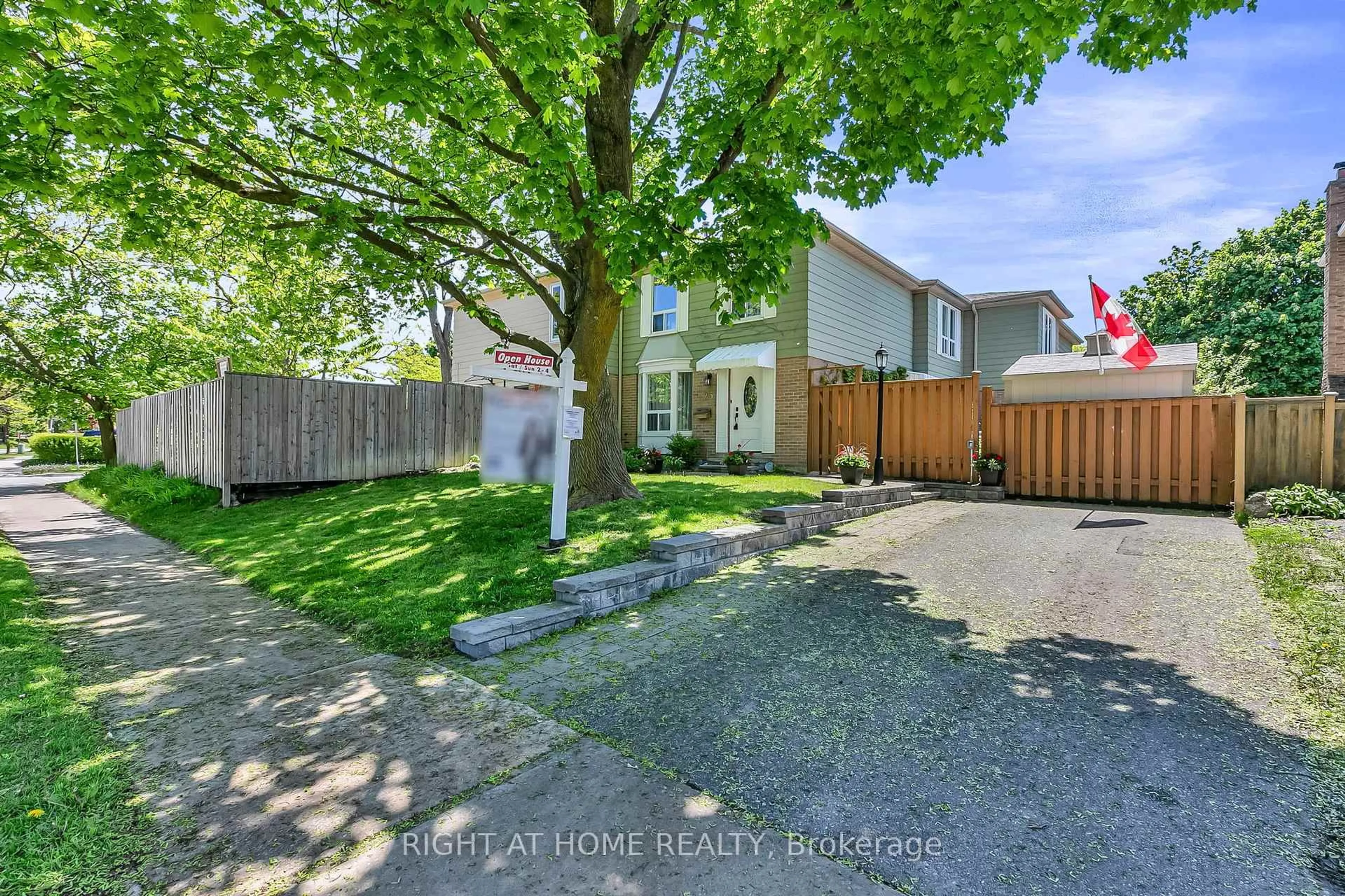 A pic from outside/outdoor area/front of a property/back of a property/a pic from drone, street for 25 Castle Rock Dr, Richmond Hill Ontario L4C 5A3