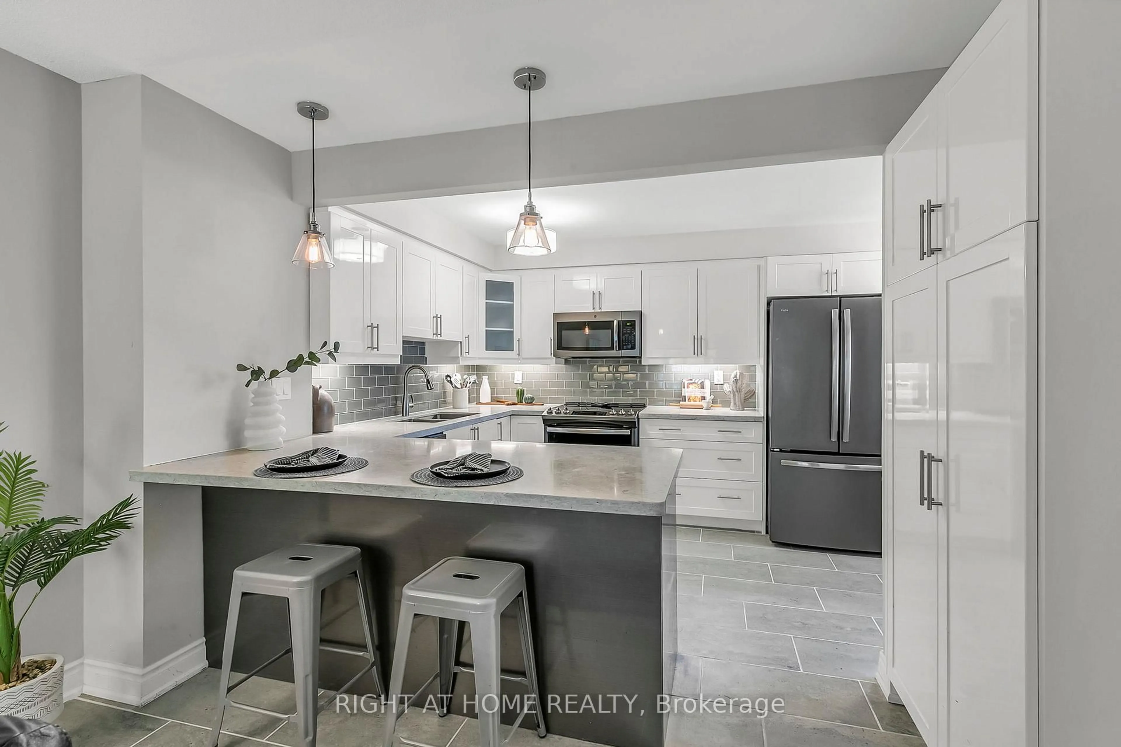 Open concept kitchen, ceramic/tile floor for 25 Castle Rock Dr, Richmond Hill Ontario L4C 5A3