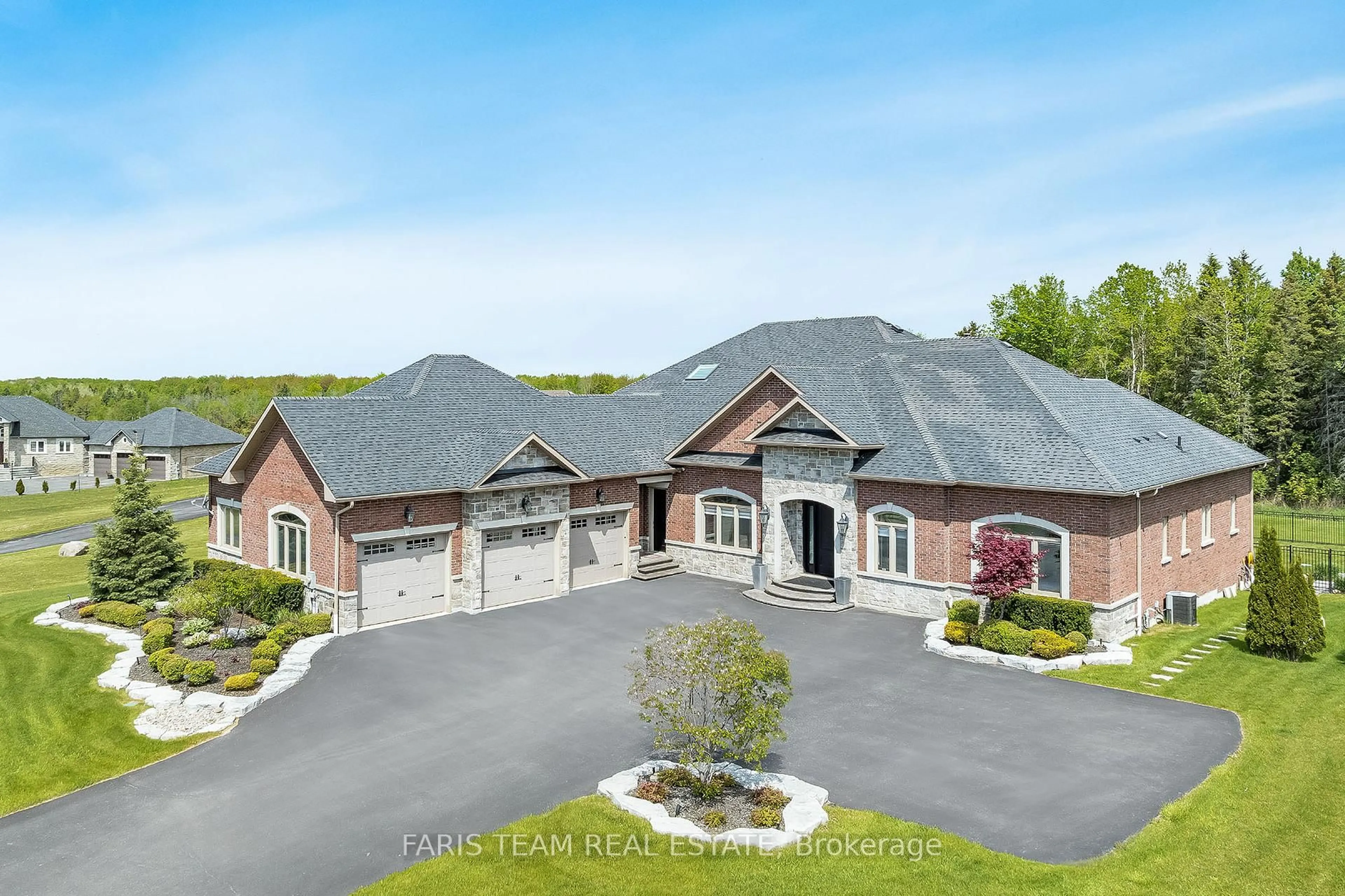 A pic from outside/outdoor area/front of a property/back of a property/a pic from drone, unknown for 158 Dale Cres, Bradford West Gwillimbury Ontario L0L 1L0