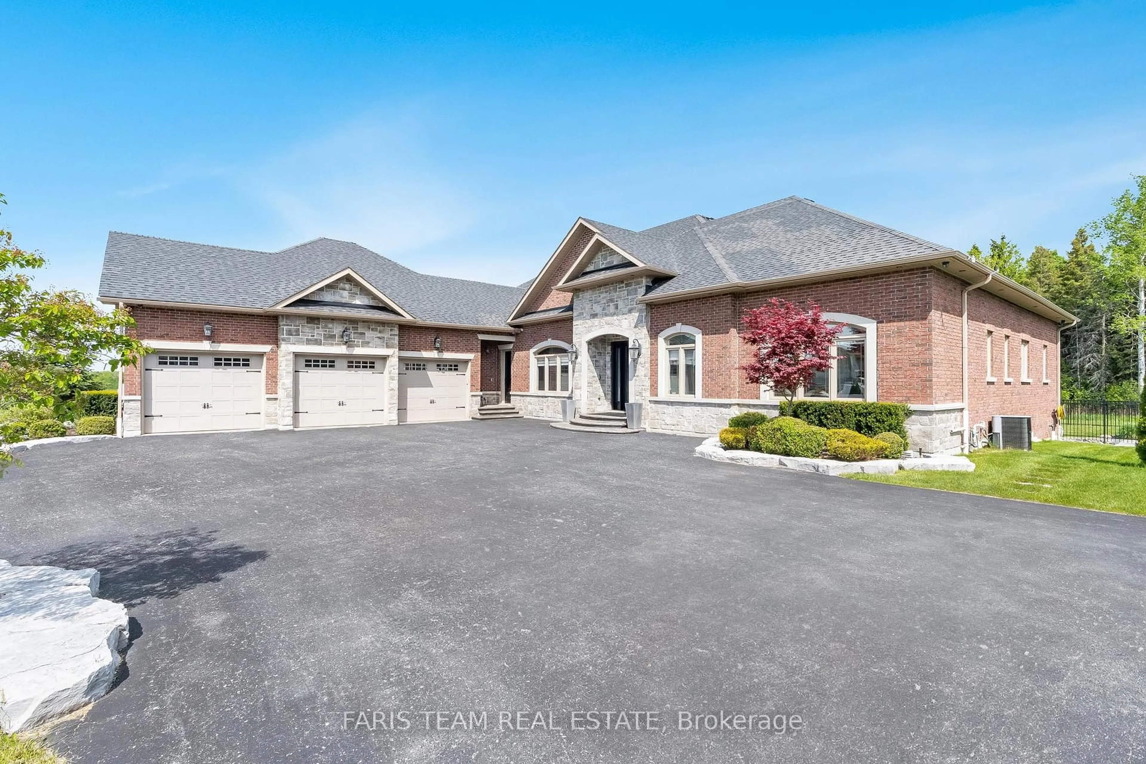 A pic from outside/outdoor area/front of a property/back of a property/a pic from drone, street for 158 Dale Cres, Bradford West Gwillimbury Ontario L0L 1L0
