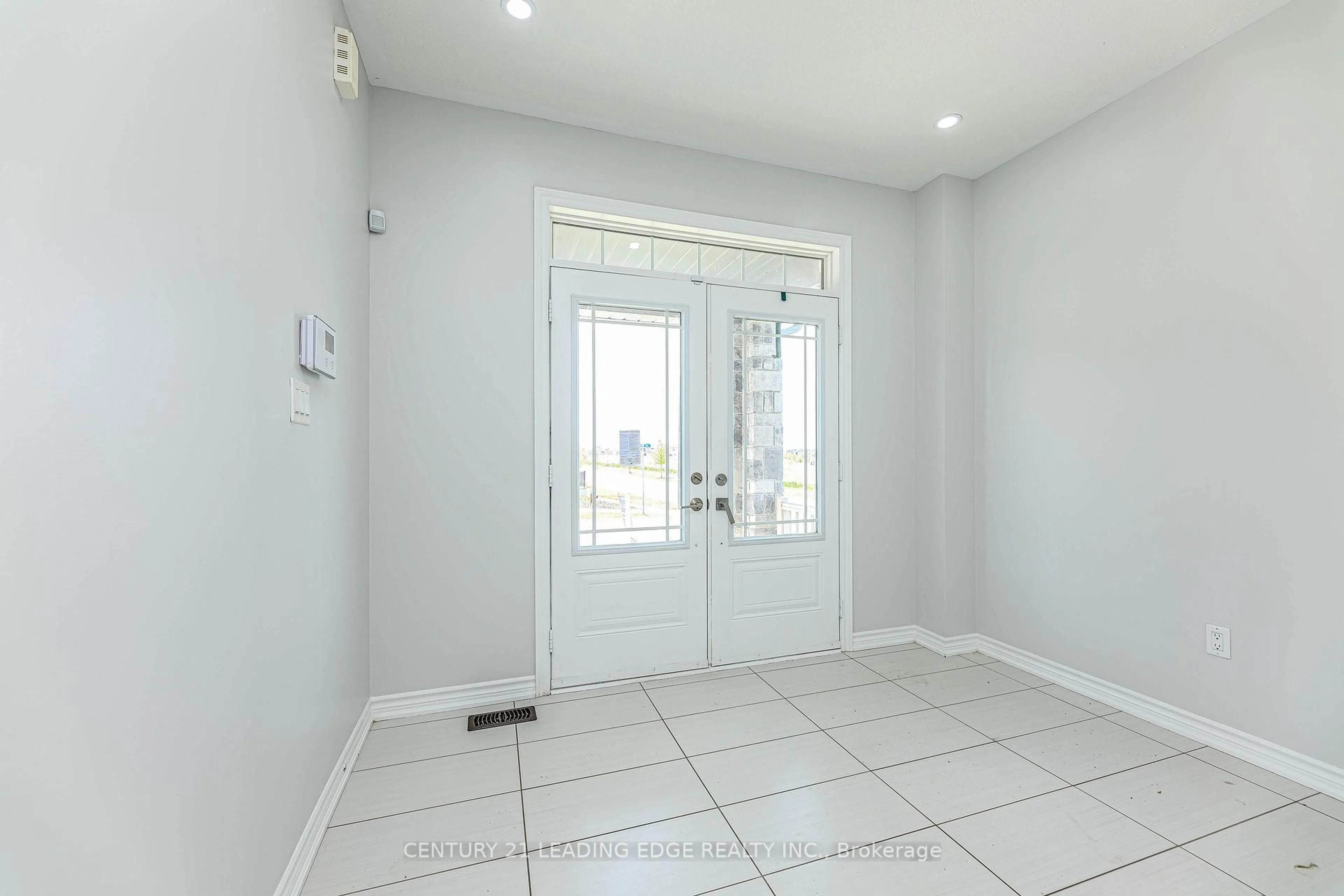Indoor entryway for 122 Mckenzie Way, Bradford West Gwillimbury Ontario L3Z 4J4