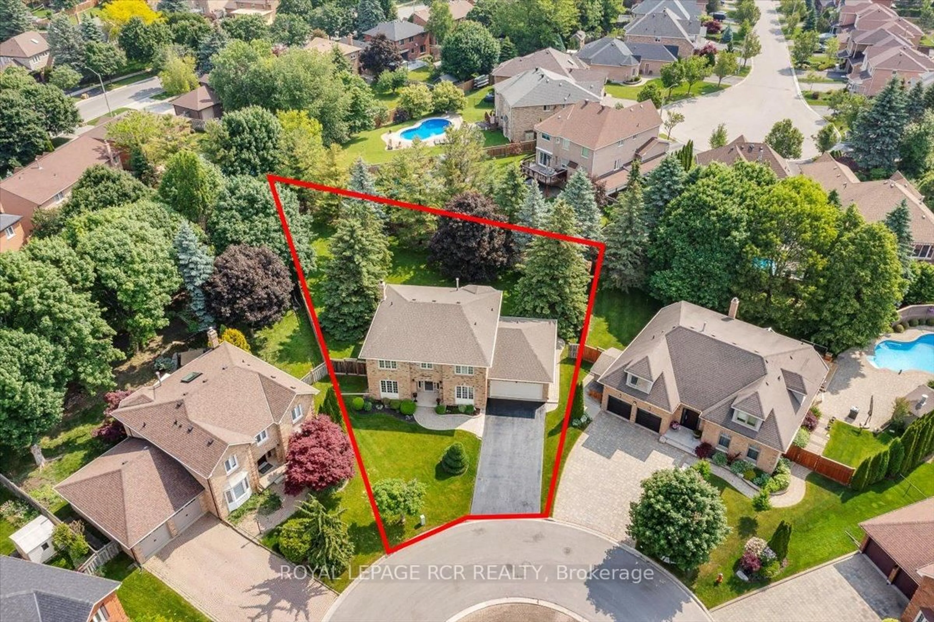 A pic from outside/outdoor area/front of a property/back of a property/a pic from drone, street for 14 Kennington Crt, Richmond Hill Ontario L4E 2R7
