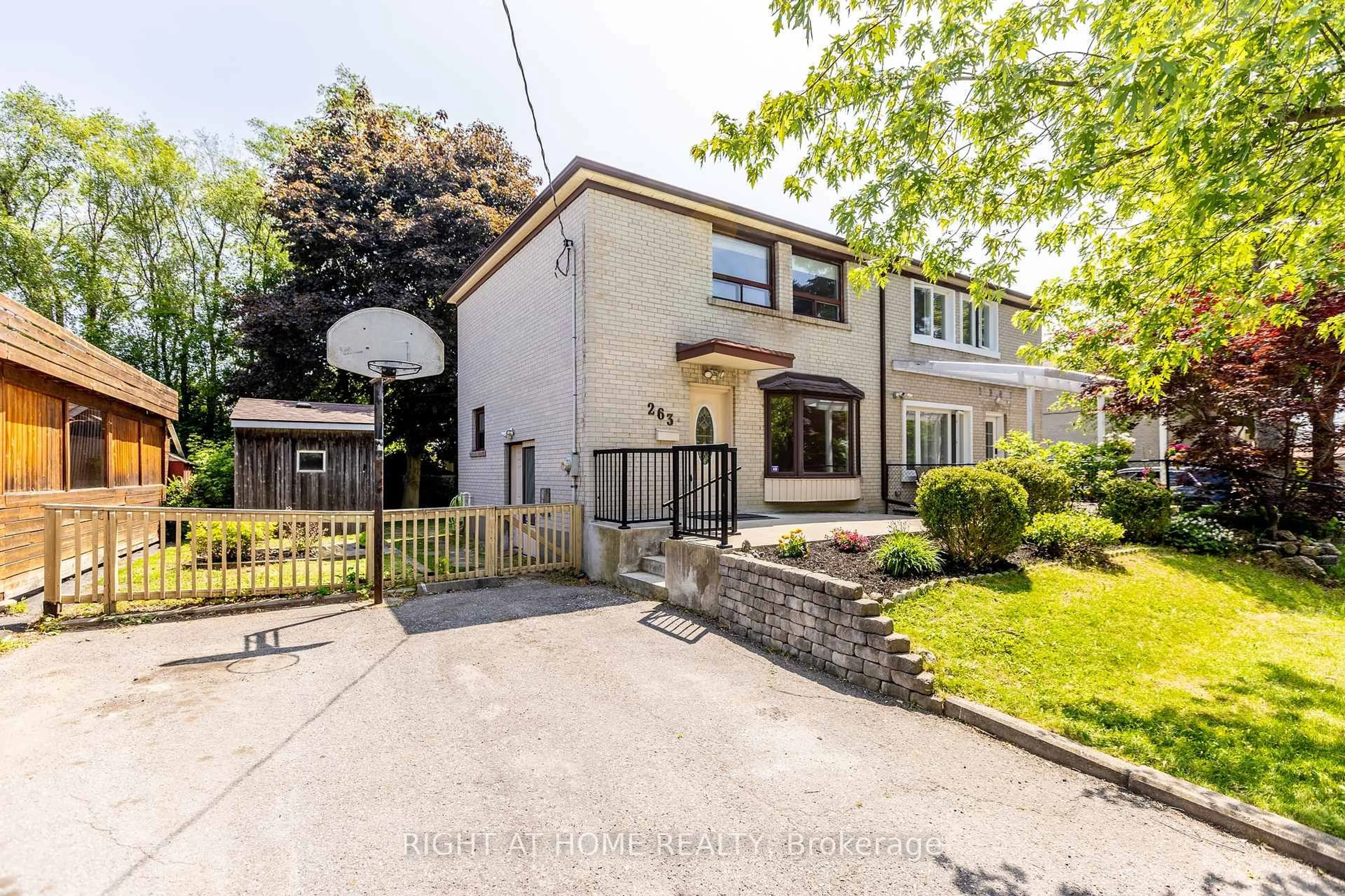 A pic from outside/outdoor area/front of a property/back of a property/a pic from drone, street for 263 Blue Grass Blvd, Richmond Hill Ontario L4C 3H1