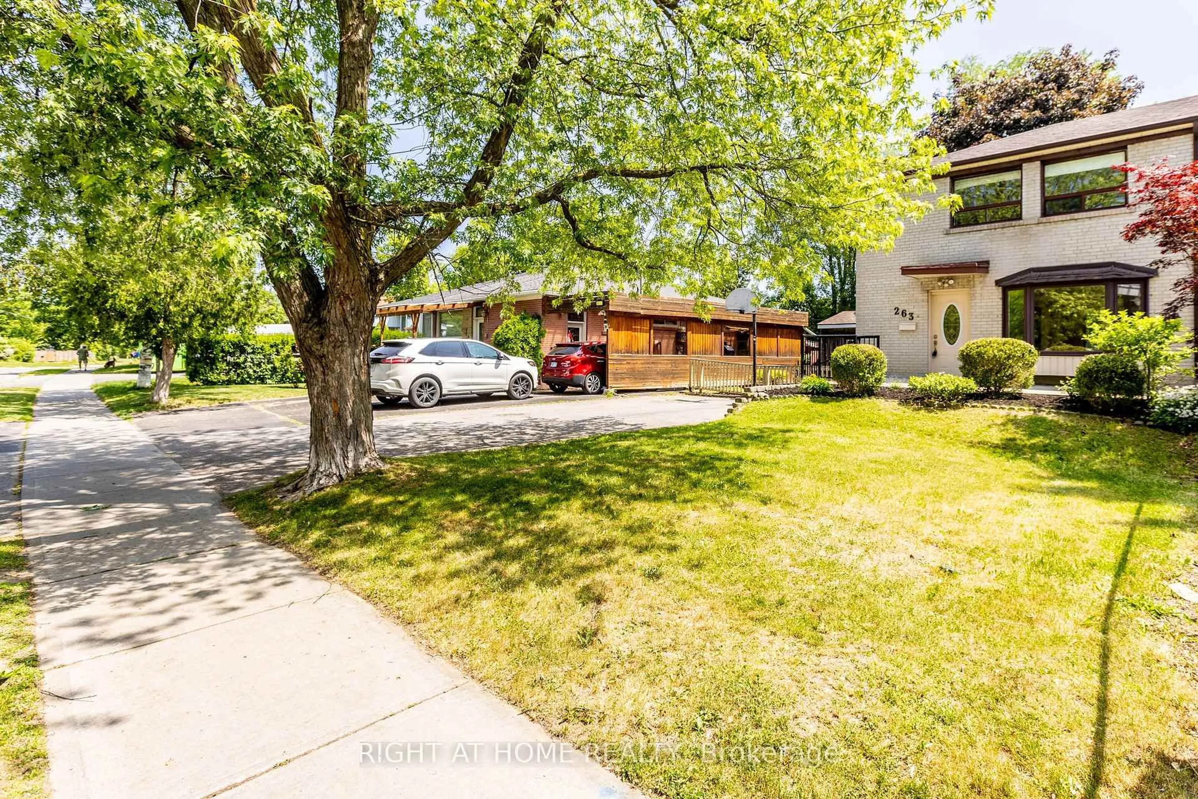 A pic from outside/outdoor area/front of a property/back of a property/a pic from drone, street for 263 Blue Grass Blvd, Richmond Hill Ontario L4C 3H1