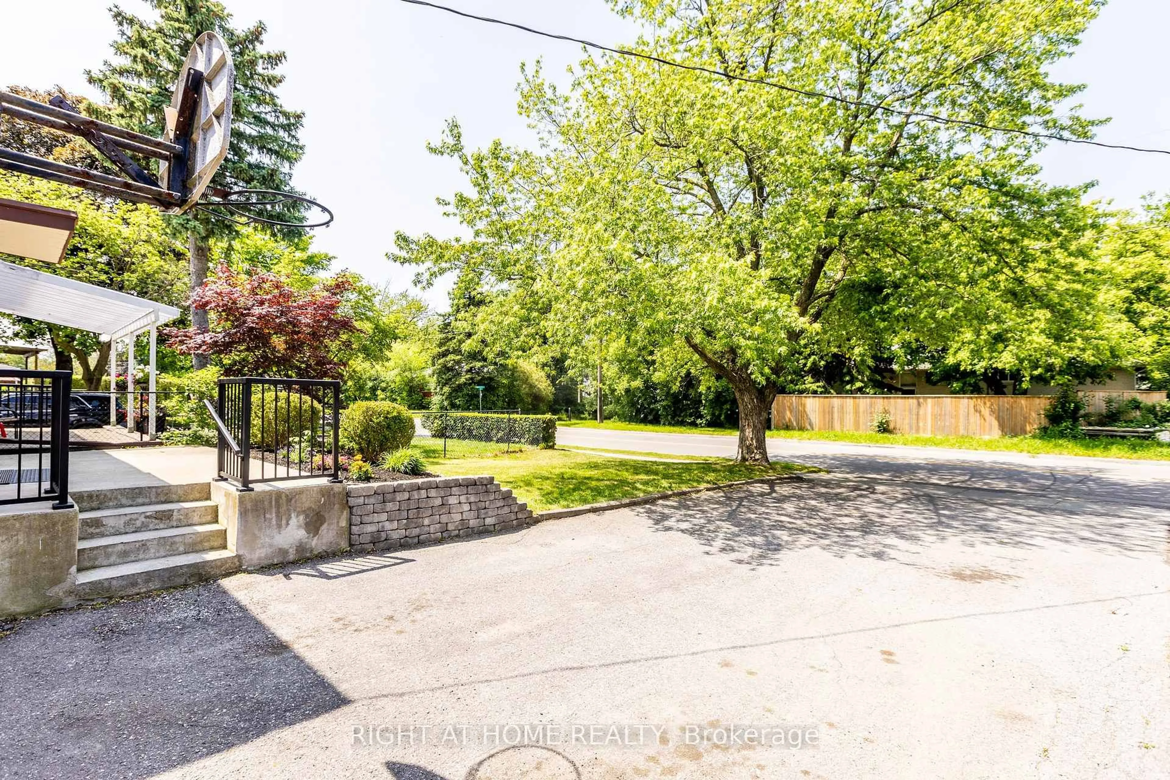 Patio, street for 263 Blue Grass Blvd, Richmond Hill Ontario L4C 3H1