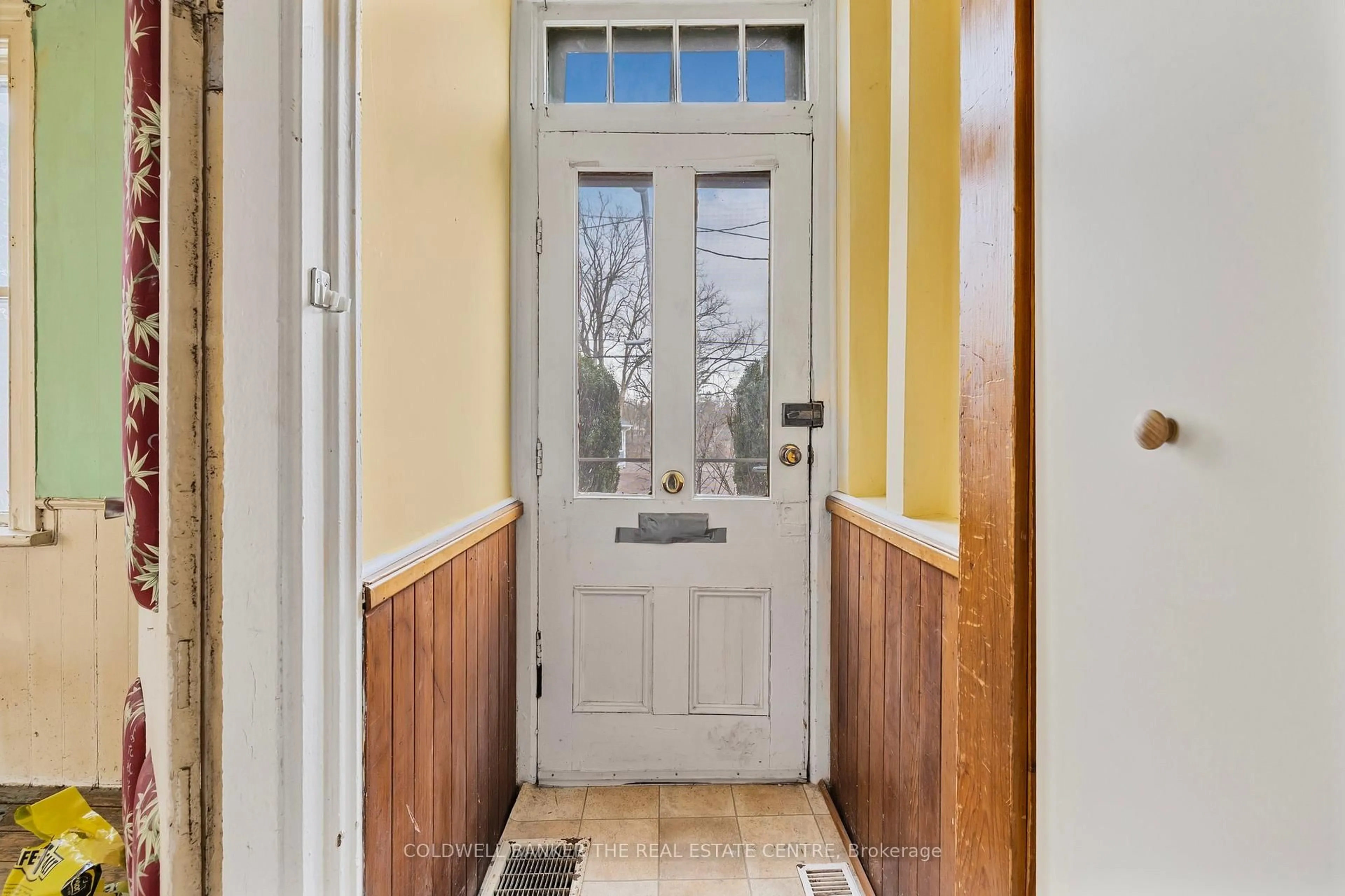 Indoor entryway for 410 Eagle St, Newmarket Ontario L3Y 1K6