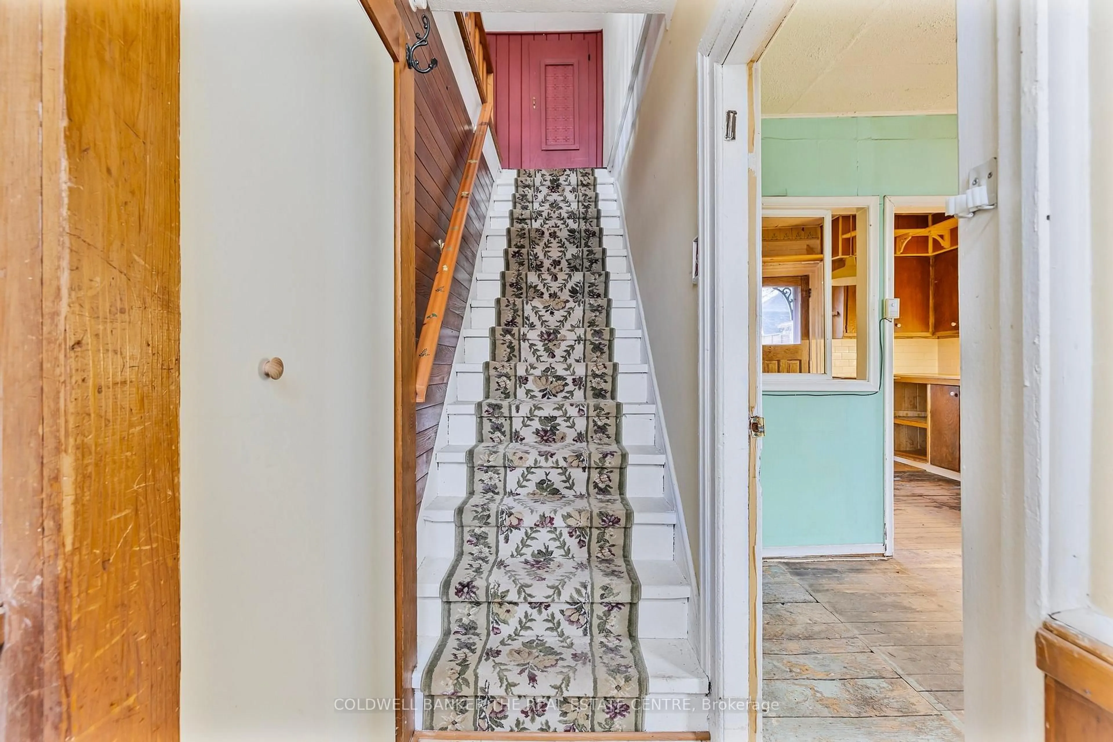 Indoor foyer for 410 Eagle St, Newmarket Ontario L3Y 1K6