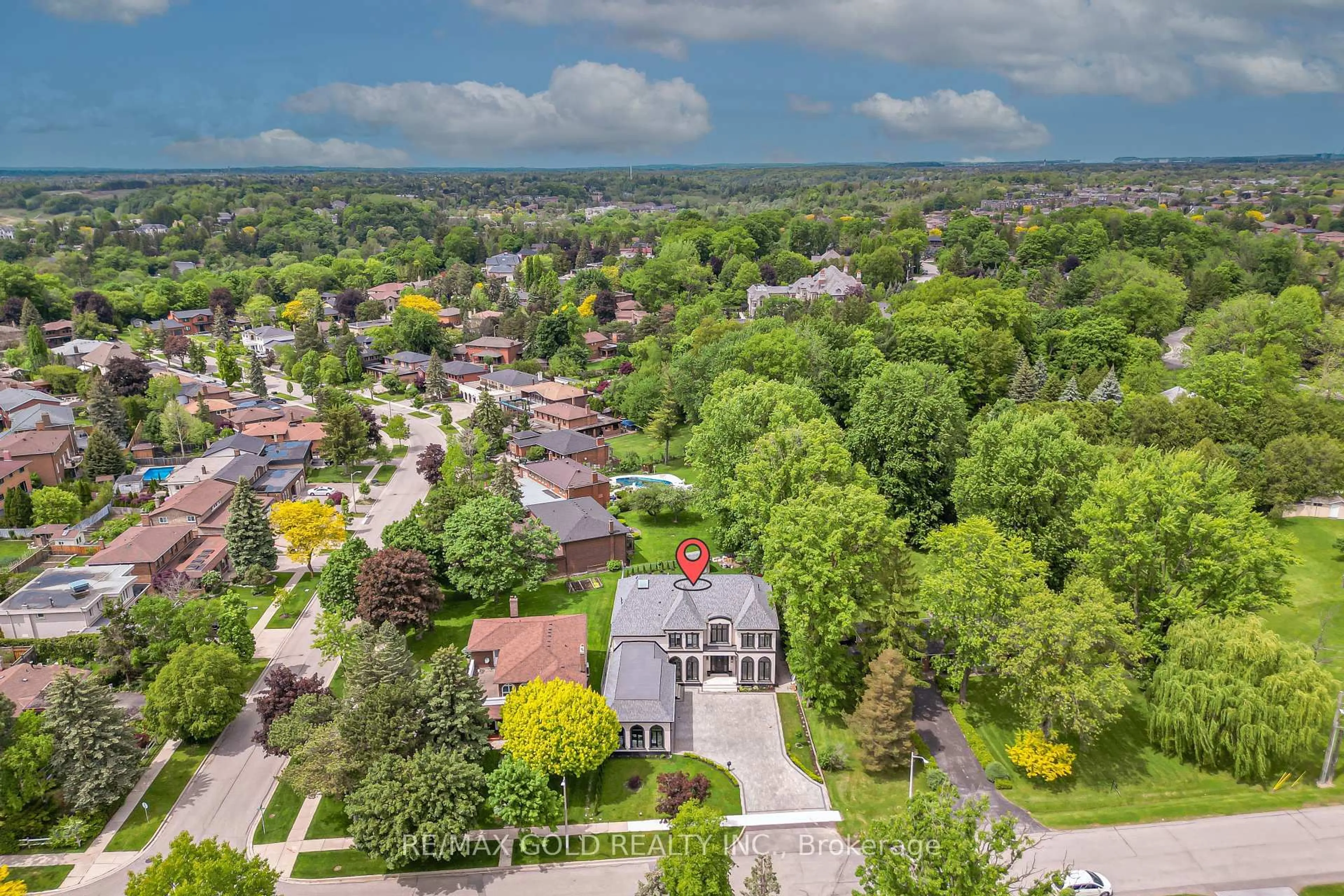 A pic from outside/outdoor area/front of a property/back of a property/a pic from drone, street for 48 Sylvadene Pkwy, Vaughan Ontario L4L 2M6