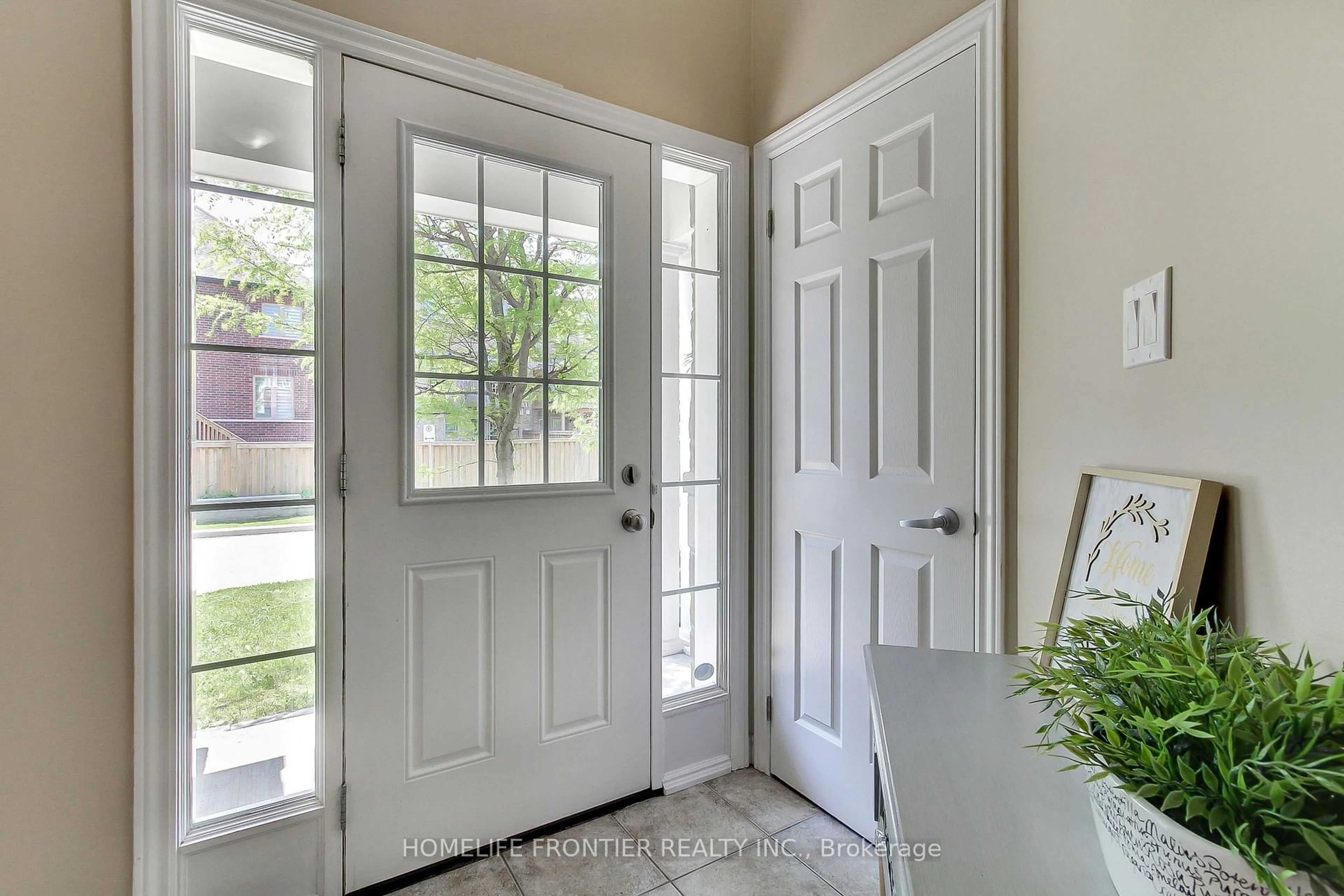 Indoor entryway for 162 Verdi Rd, Richmond Hill Ontario L4E 0Z6