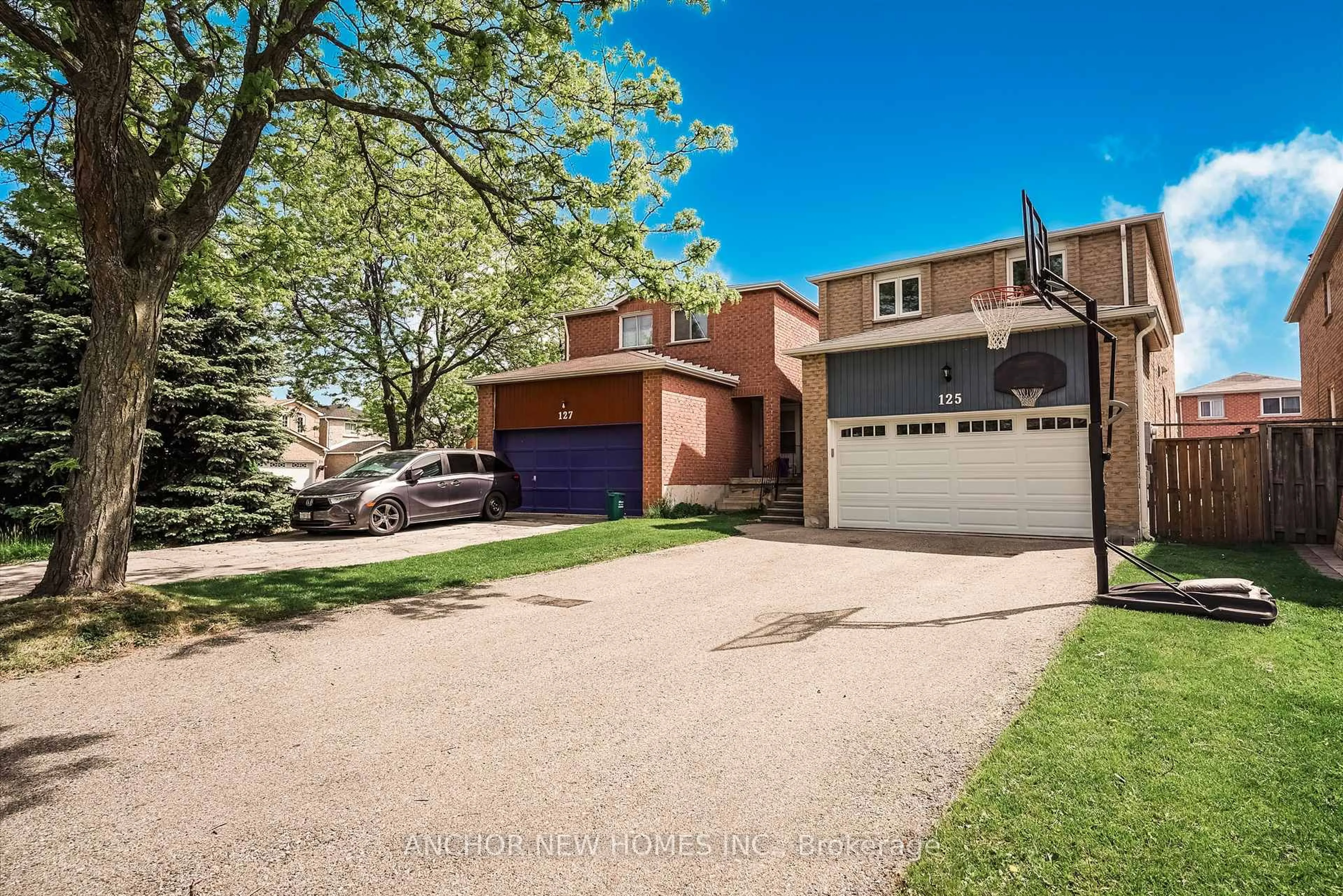 A pic from outside/outdoor area/front of a property/back of a property/a pic from drone, street for 125 Laguna Cres, Markham Ontario L3S 3G6