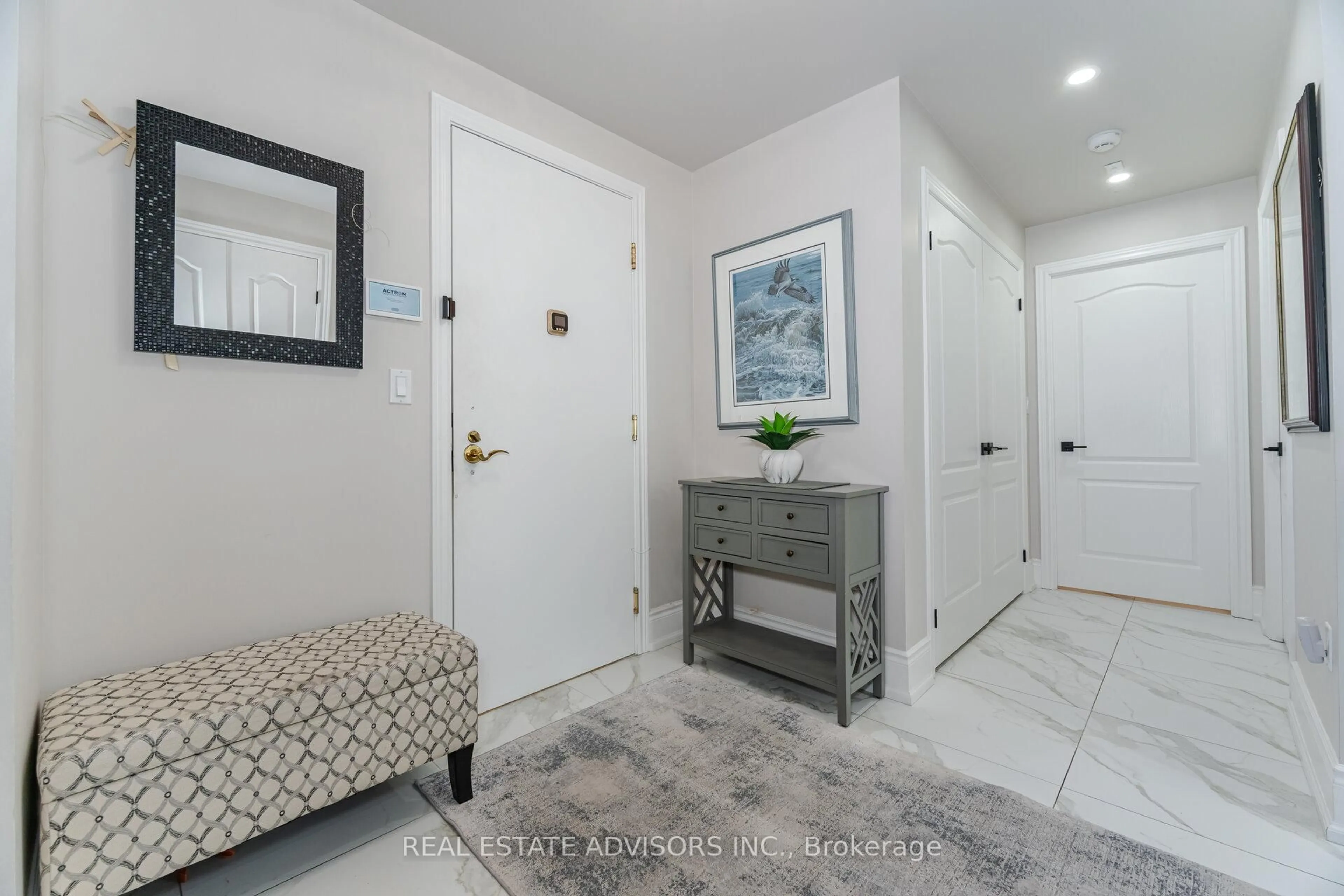 Indoor entryway for 53 Woodbridge Ave #313, Vaughan Ontario L4L 9K9