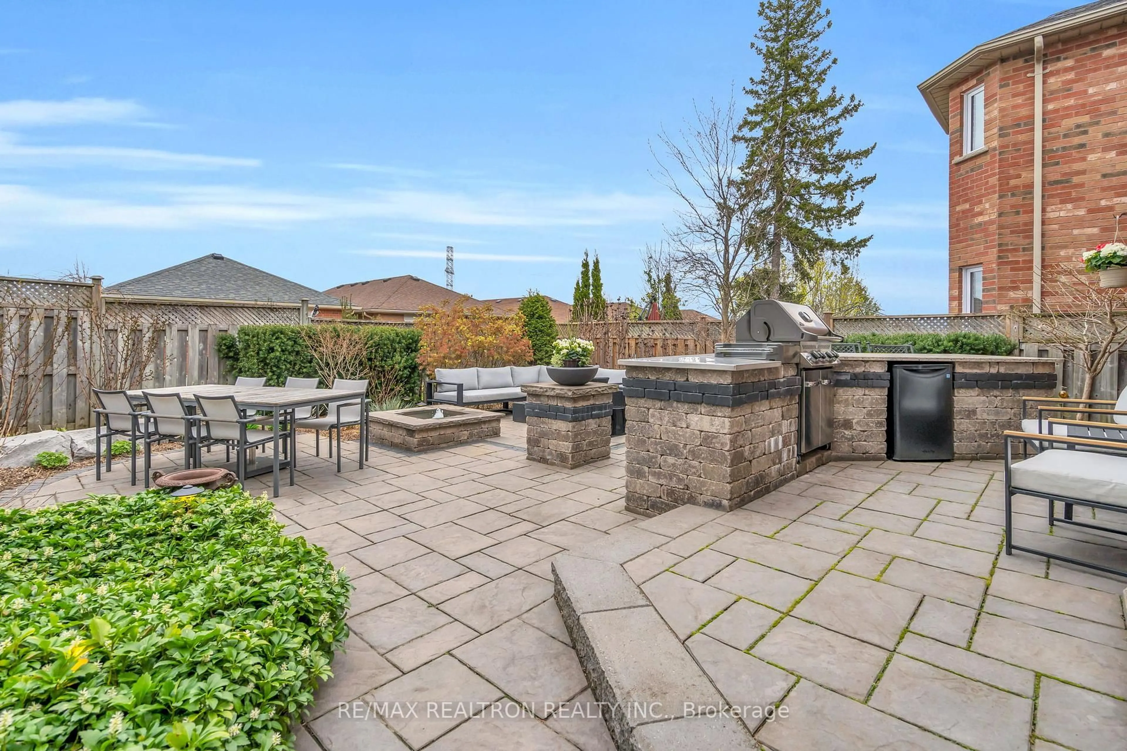 Patio, street for 514 Menczel Cres, Newmarket Ontario L3X 2P3