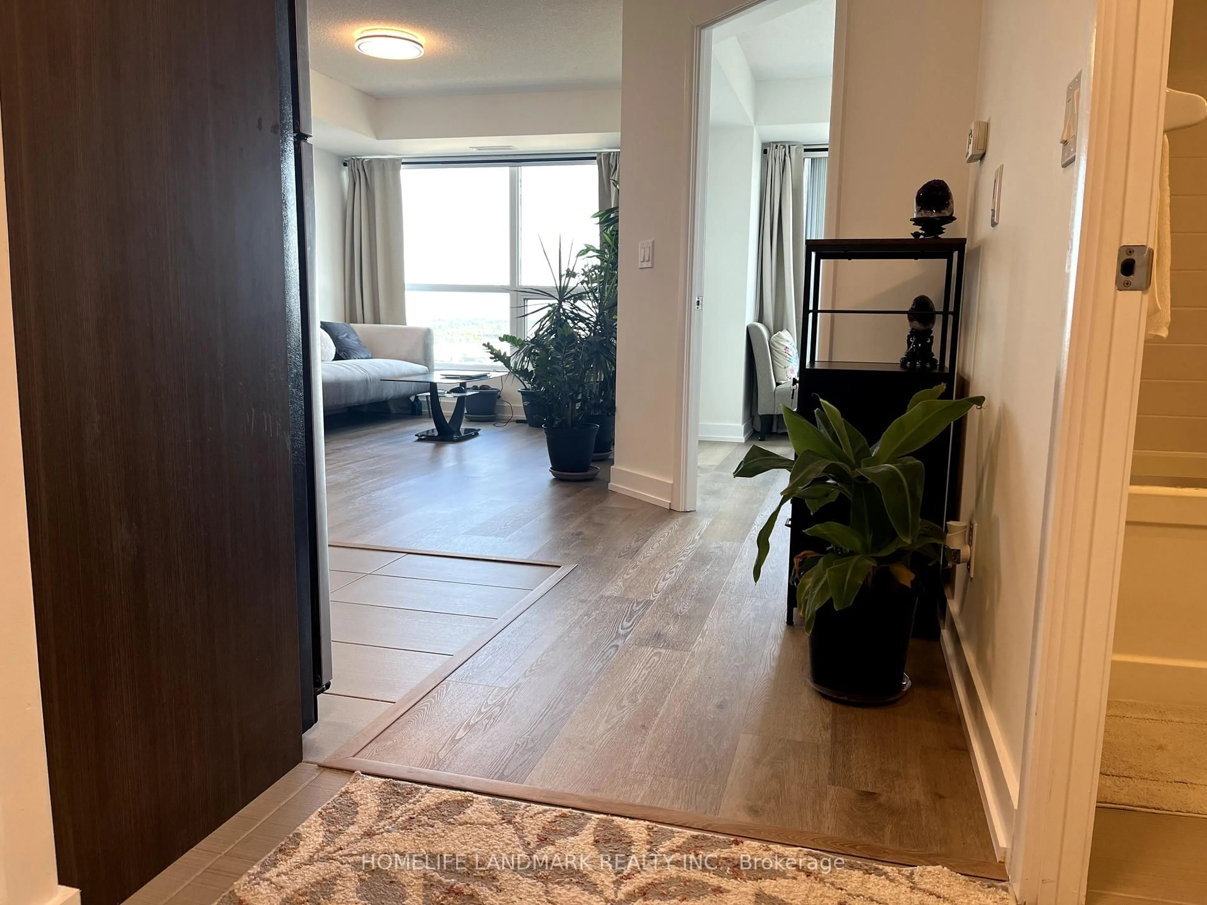 Indoor entryway for 75 Norman Bethune Ave #714, Richmond Hill Ontario L4B 0B6