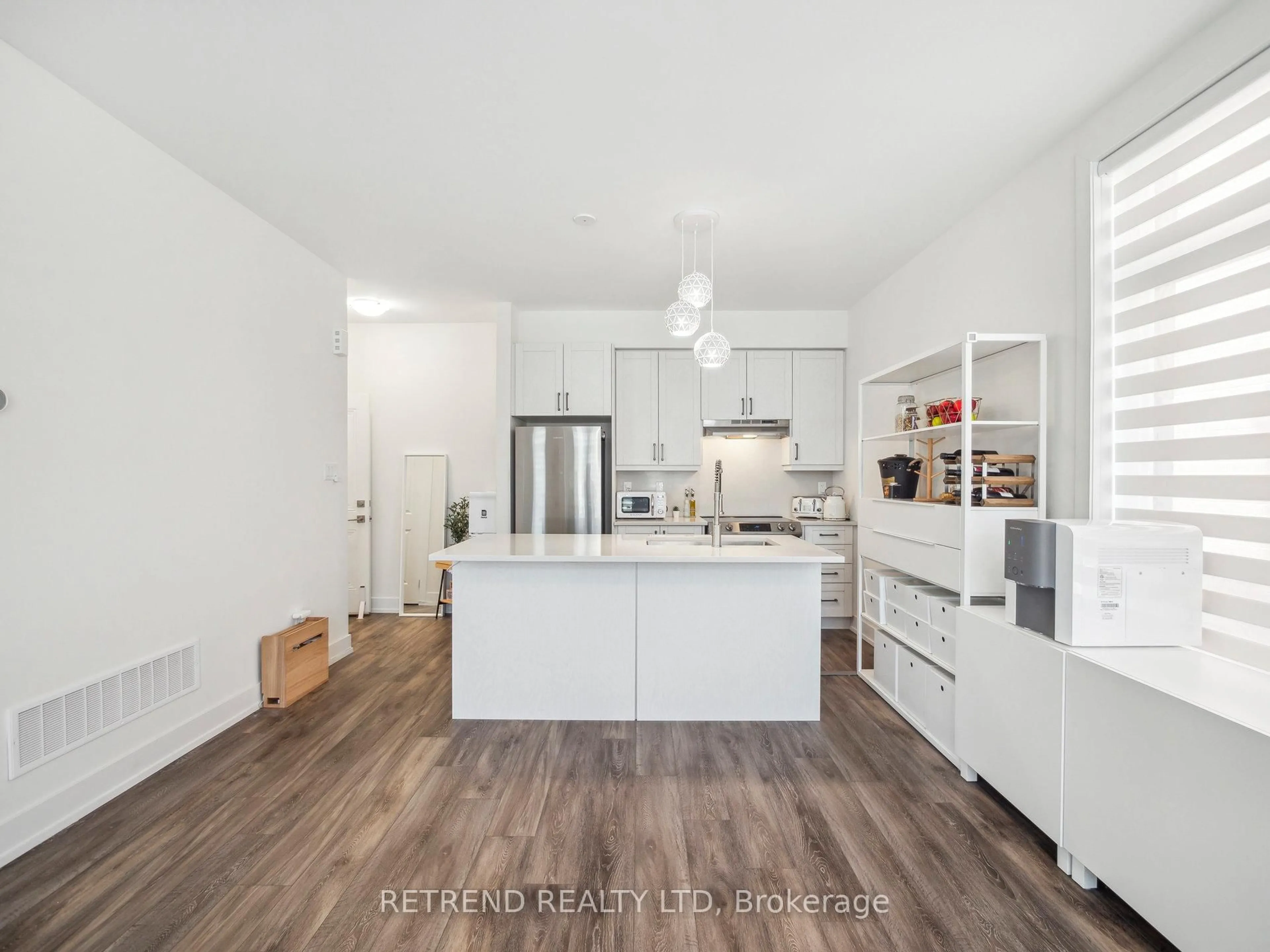 Open concept kitchen, unknown for 1 Bond Cres #9, Richmond Hill Ontario L4E 1J4