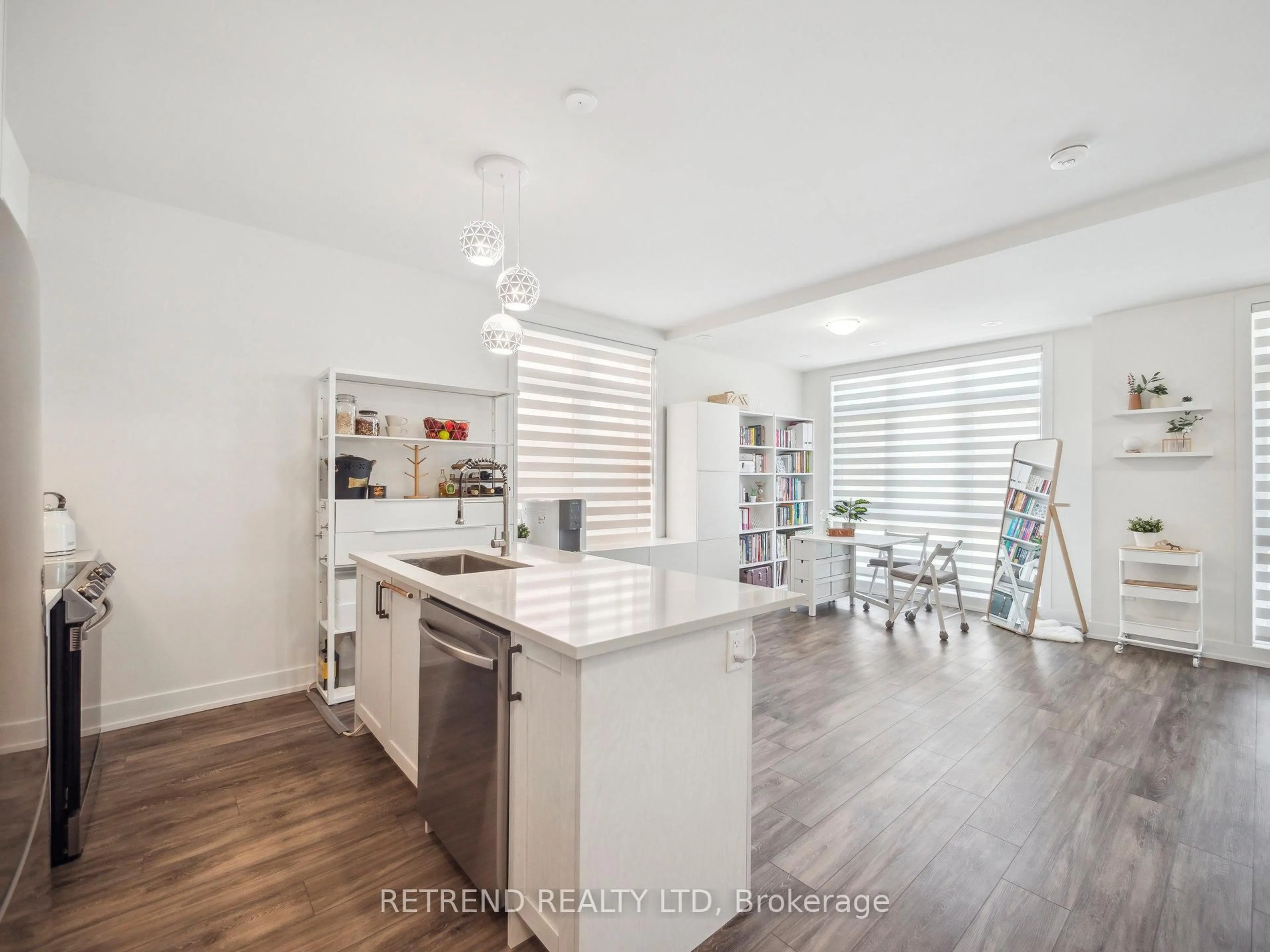 Open concept kitchen, unknown for 1 Bond Cres #9, Richmond Hill Ontario L4E 1J4