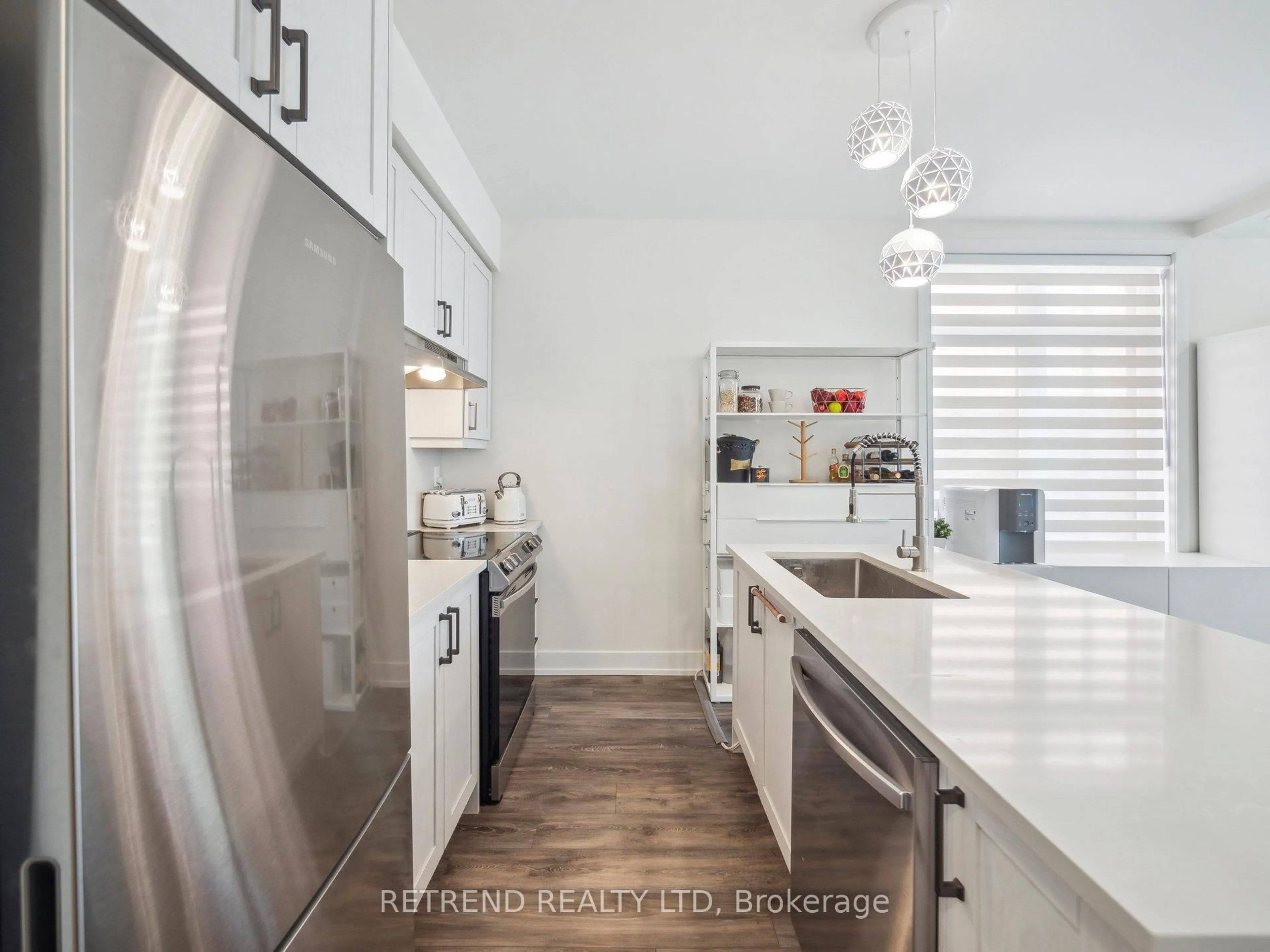 Open concept kitchen, unknown for 1 Bond Cres #9, Richmond Hill Ontario L4E 1J4