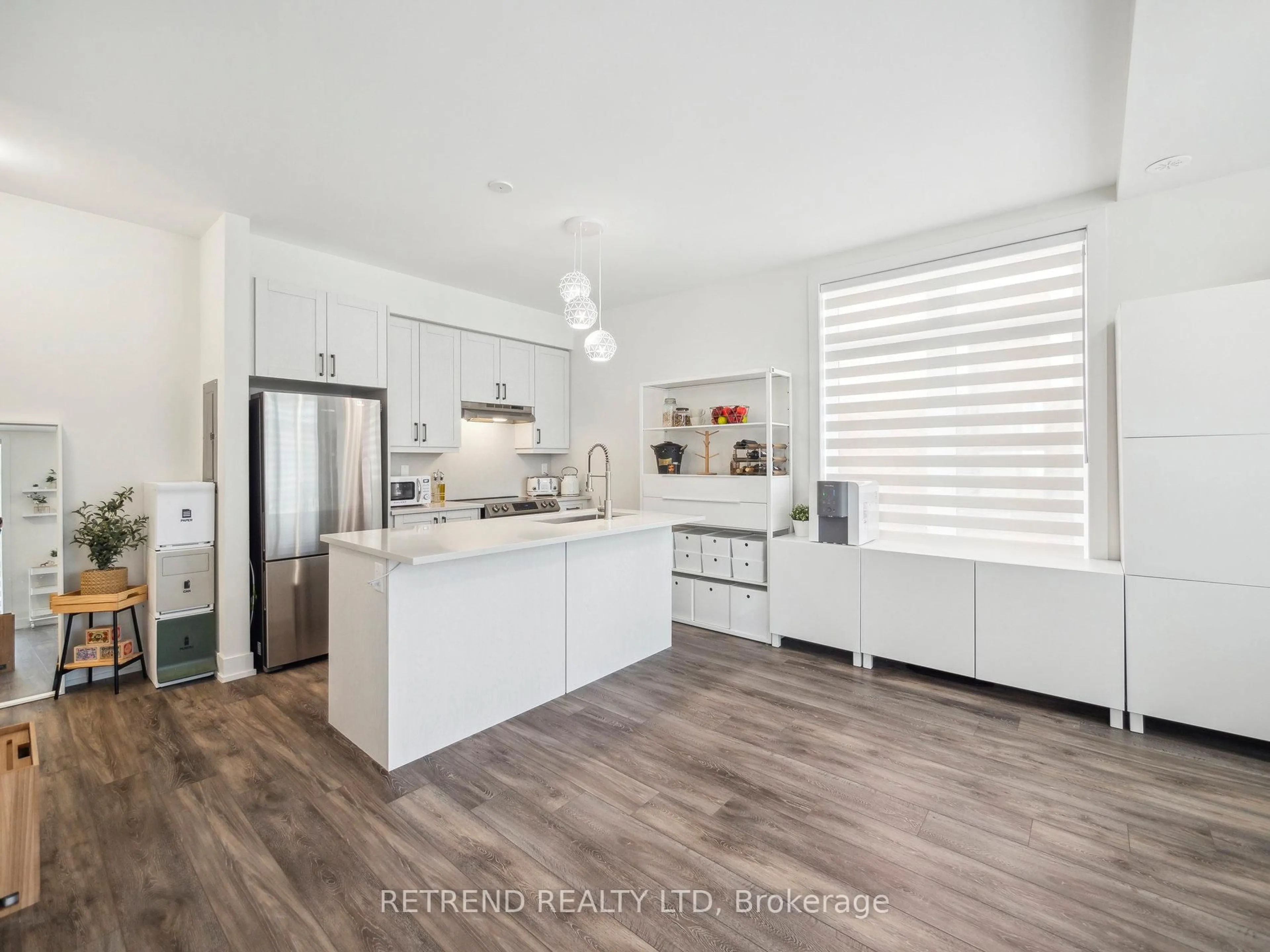 Open concept kitchen, unknown for 1 Bond Cres #9, Richmond Hill Ontario L4E 1J4