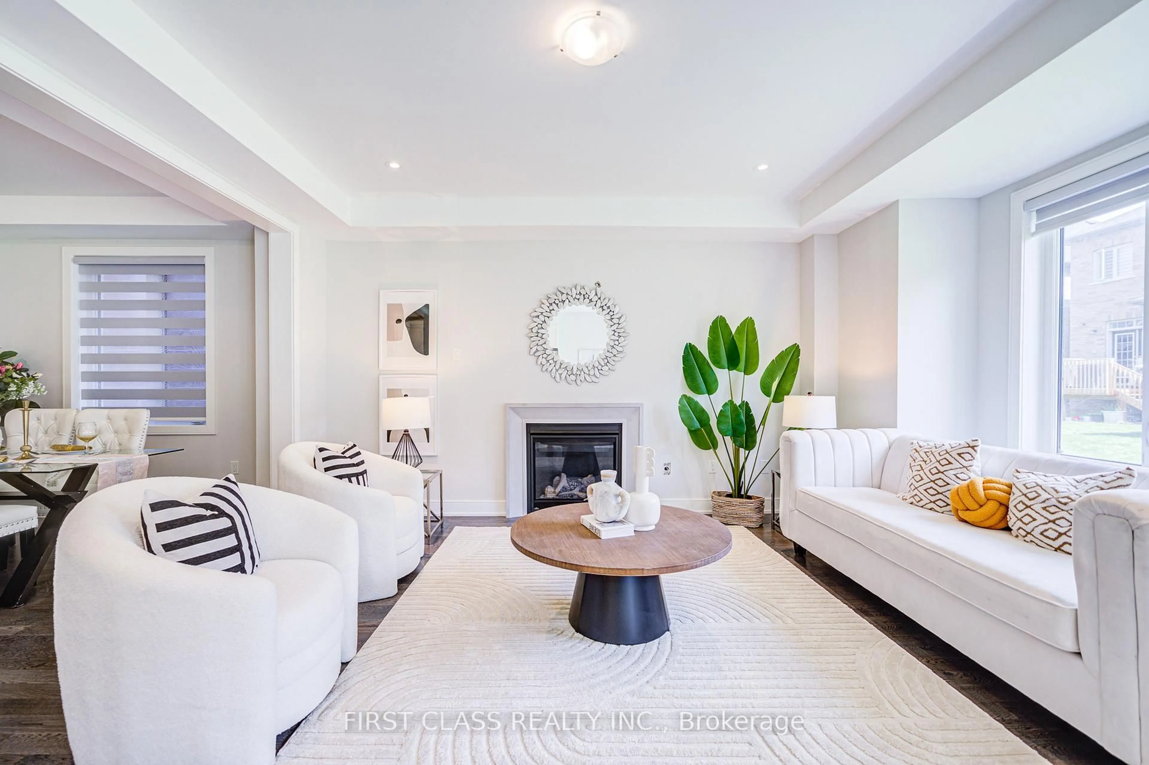 Living room with furniture, unknown for 99 ANGUS MORTON Cres, East Gwillimbury Ontario L9N 1S4