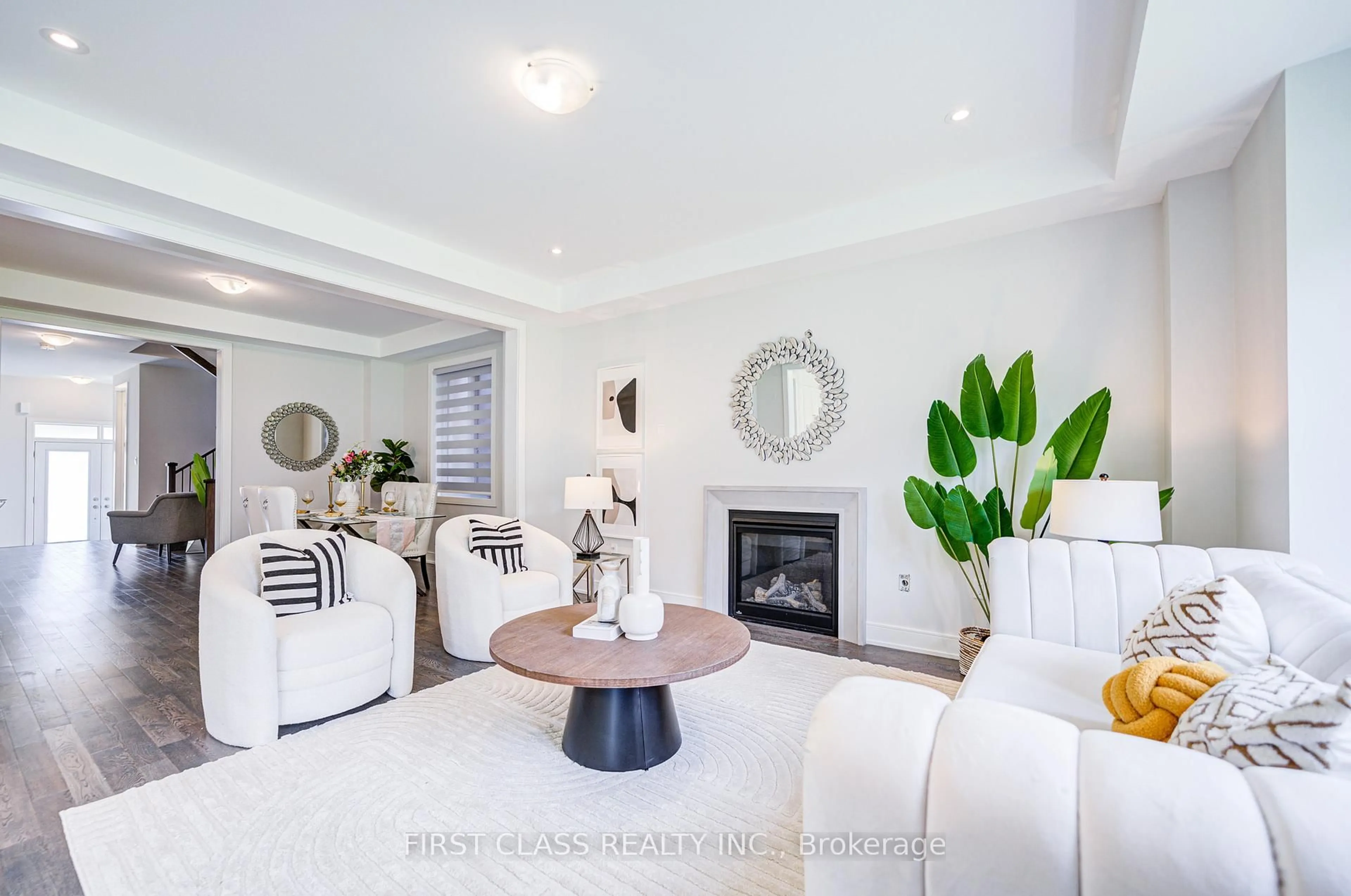 Living room with furniture, unknown for 99 ANGUS MORTON Cres, East Gwillimbury Ontario L9N 1S4