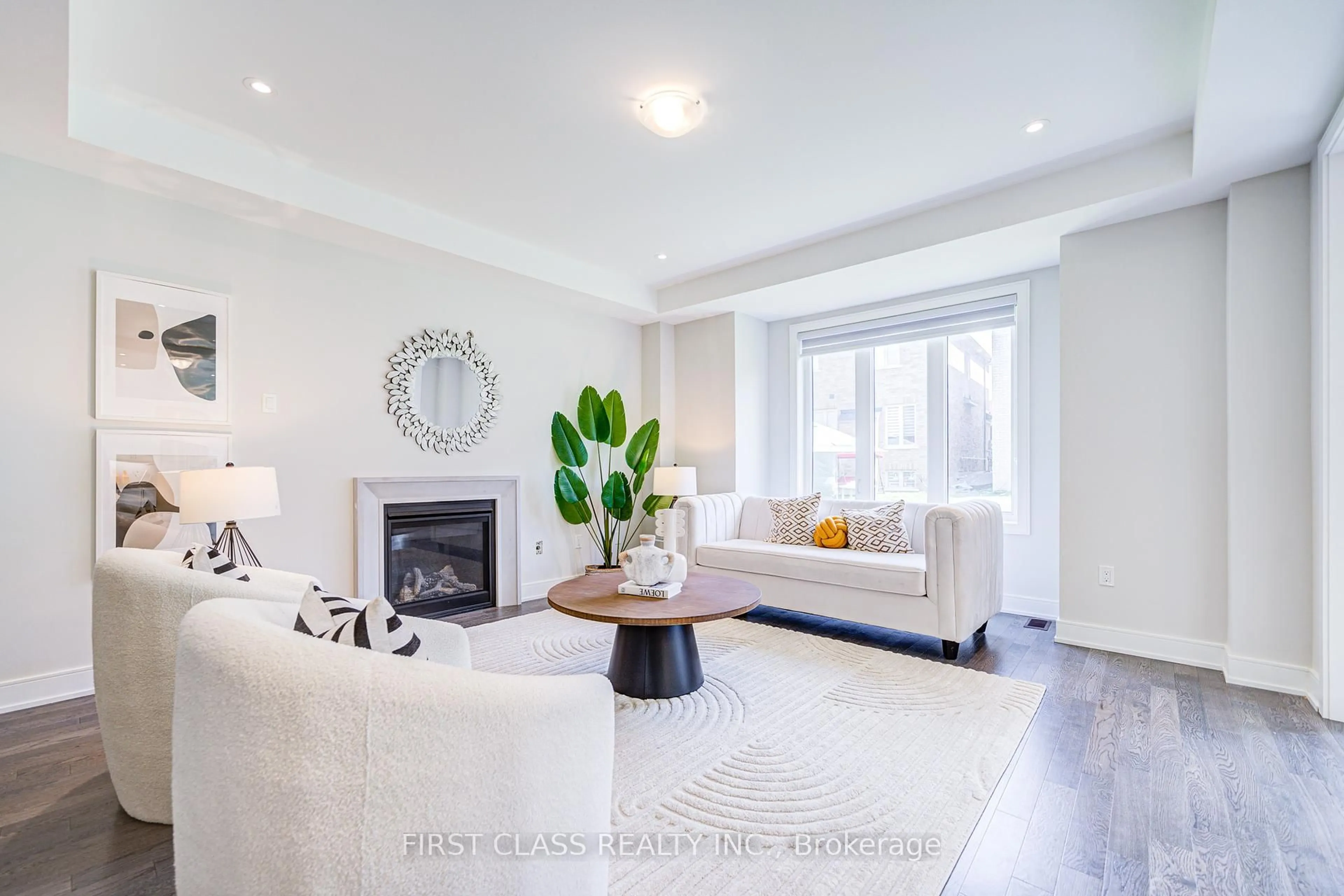Living room with furniture, unknown for 99 ANGUS MORTON Cres, East Gwillimbury Ontario L9N 1S4