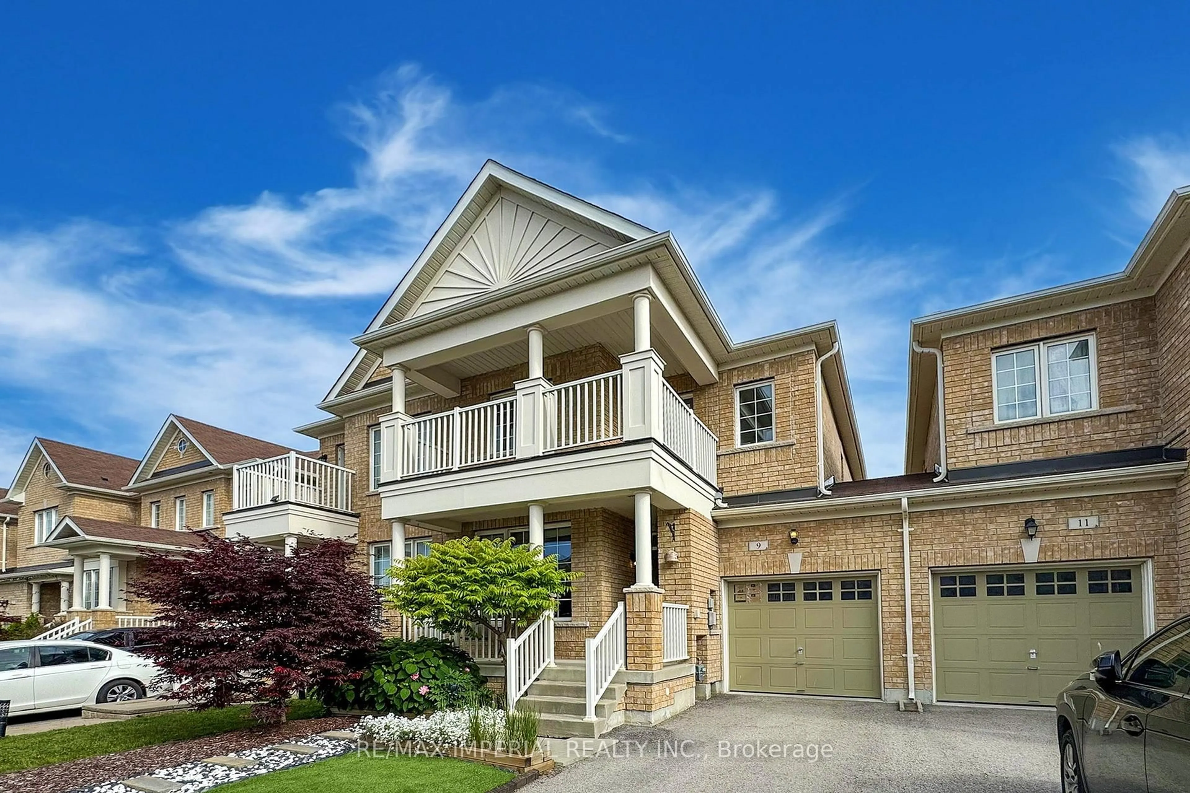 Home with vinyl exterior material, street for 9 Kellington Tr, Whitchurch-Stouffville Ontario L4A 1X5