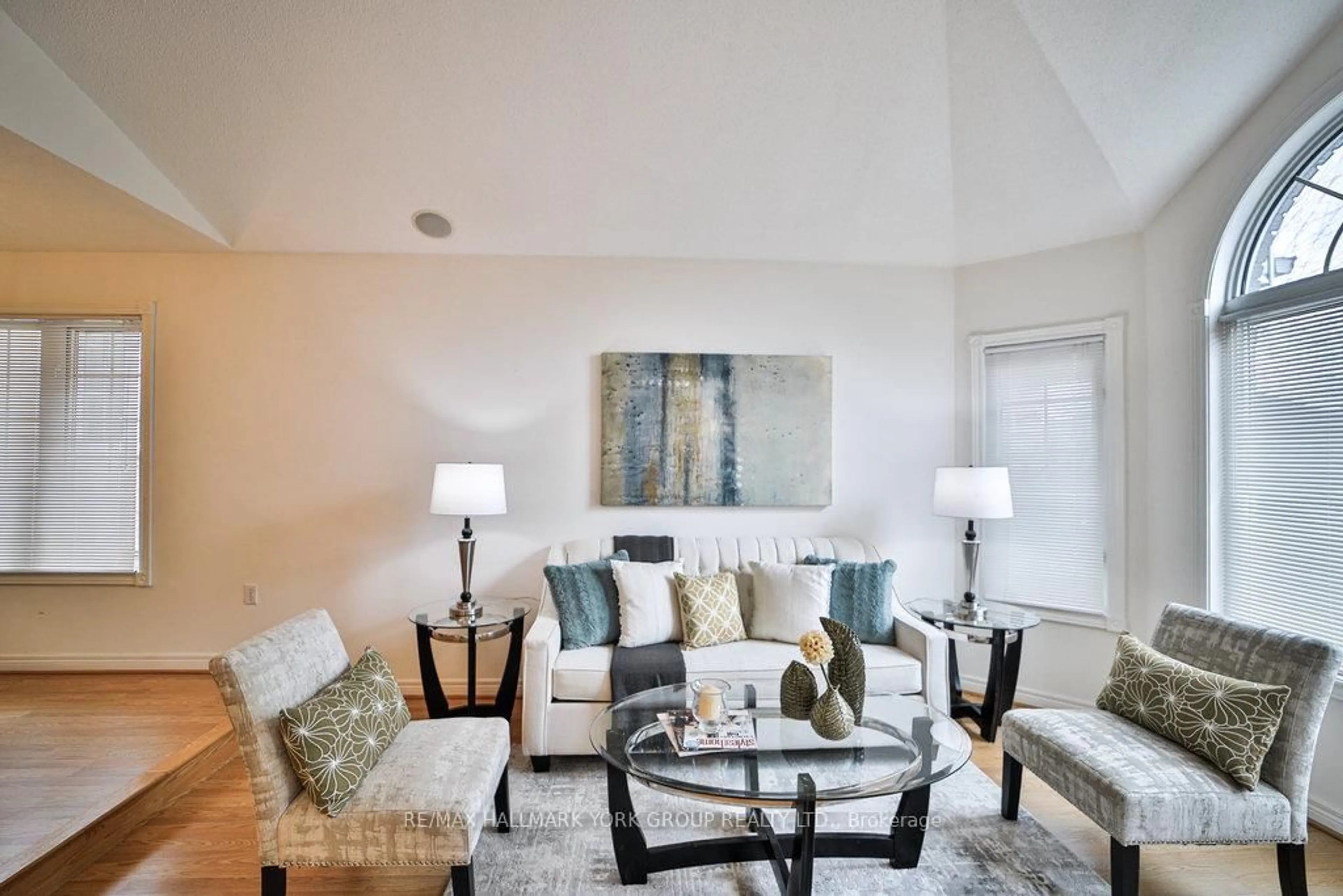 Living room with furniture, unknown for 17 Ivygreen Rd, Georgina Ontario L4P 4B7