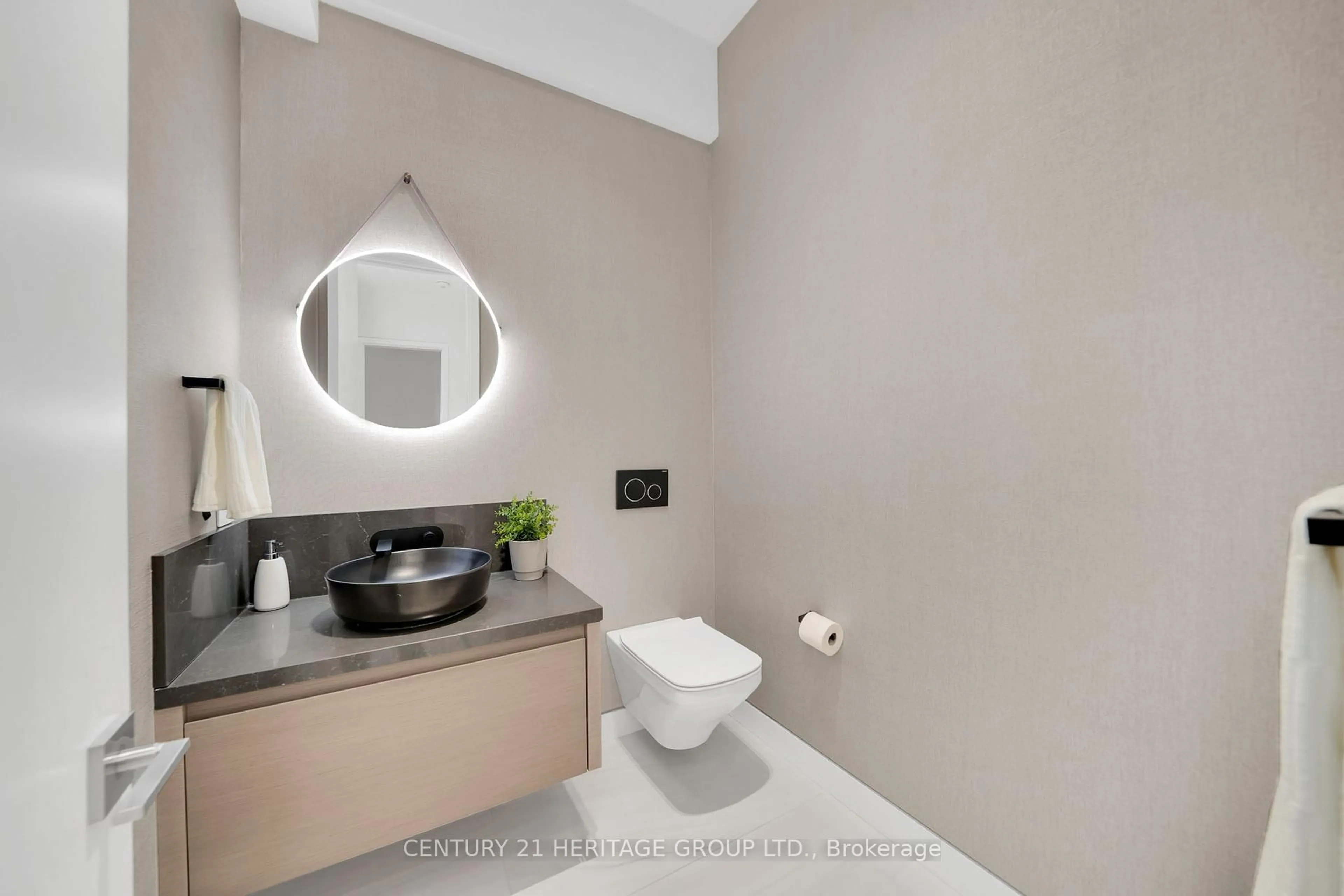 Contemporary bathroom, unknown for 52 Norman Dr, King Ontario L7B 1J2