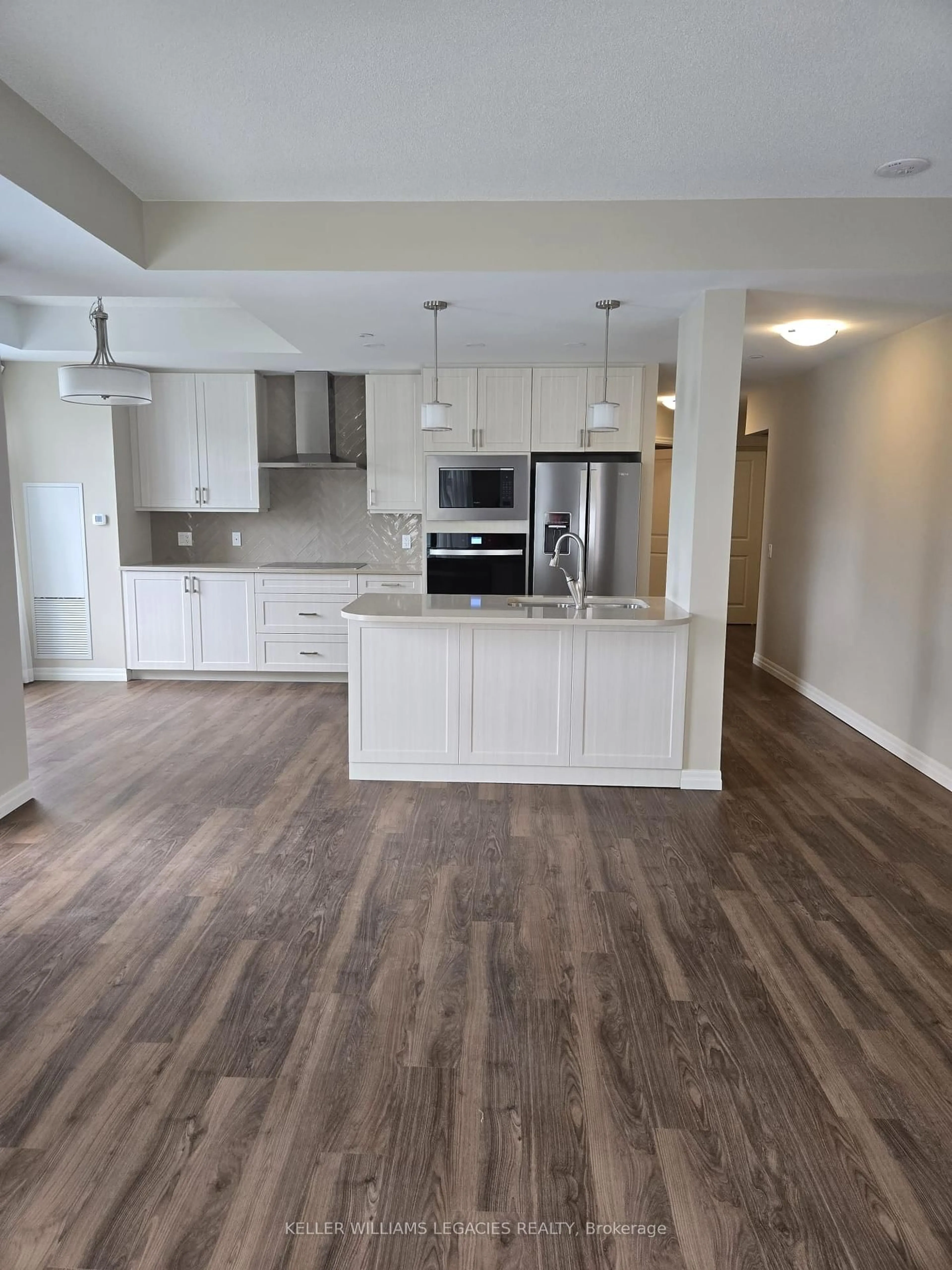 Open concept kitchen, wood/laminate floor for 460 William Graham Dr, Aurora Ontario L4G 1X9