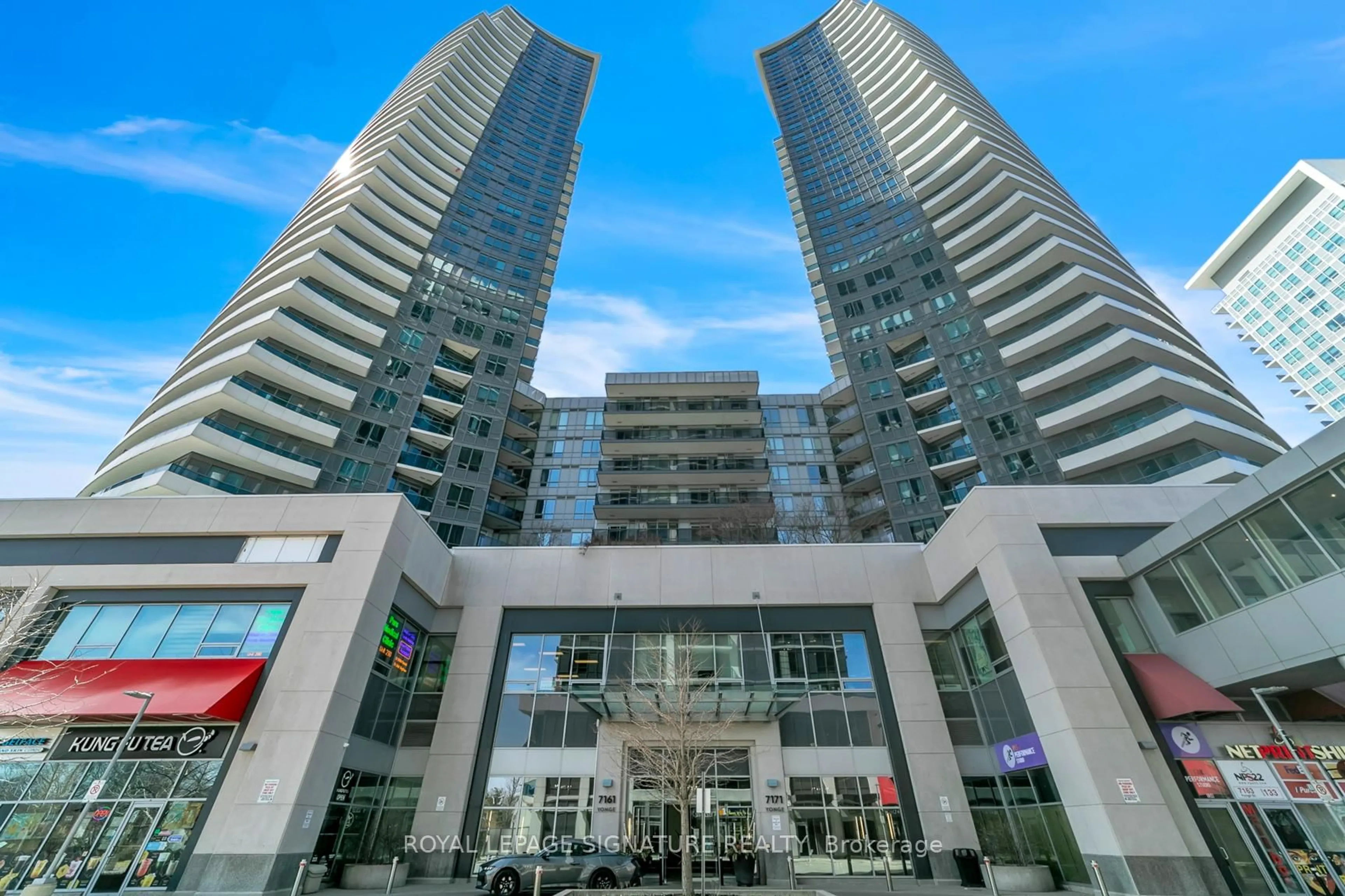 Indoor foyer for 7161 Yonge St, Markham Ontario L3T 0C8