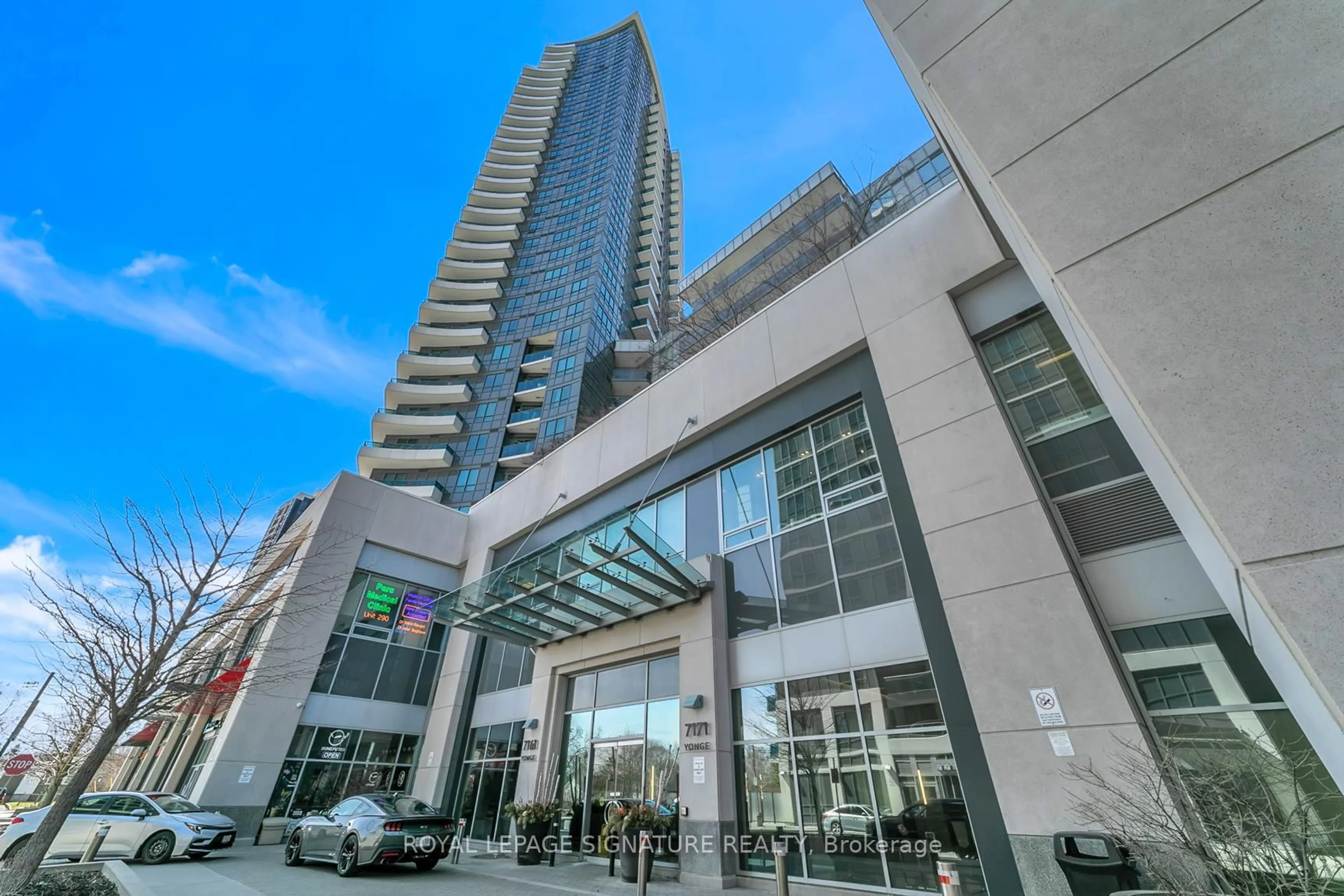 Indoor foyer for 7161 Yonge St, Markham Ontario L3T 0C8