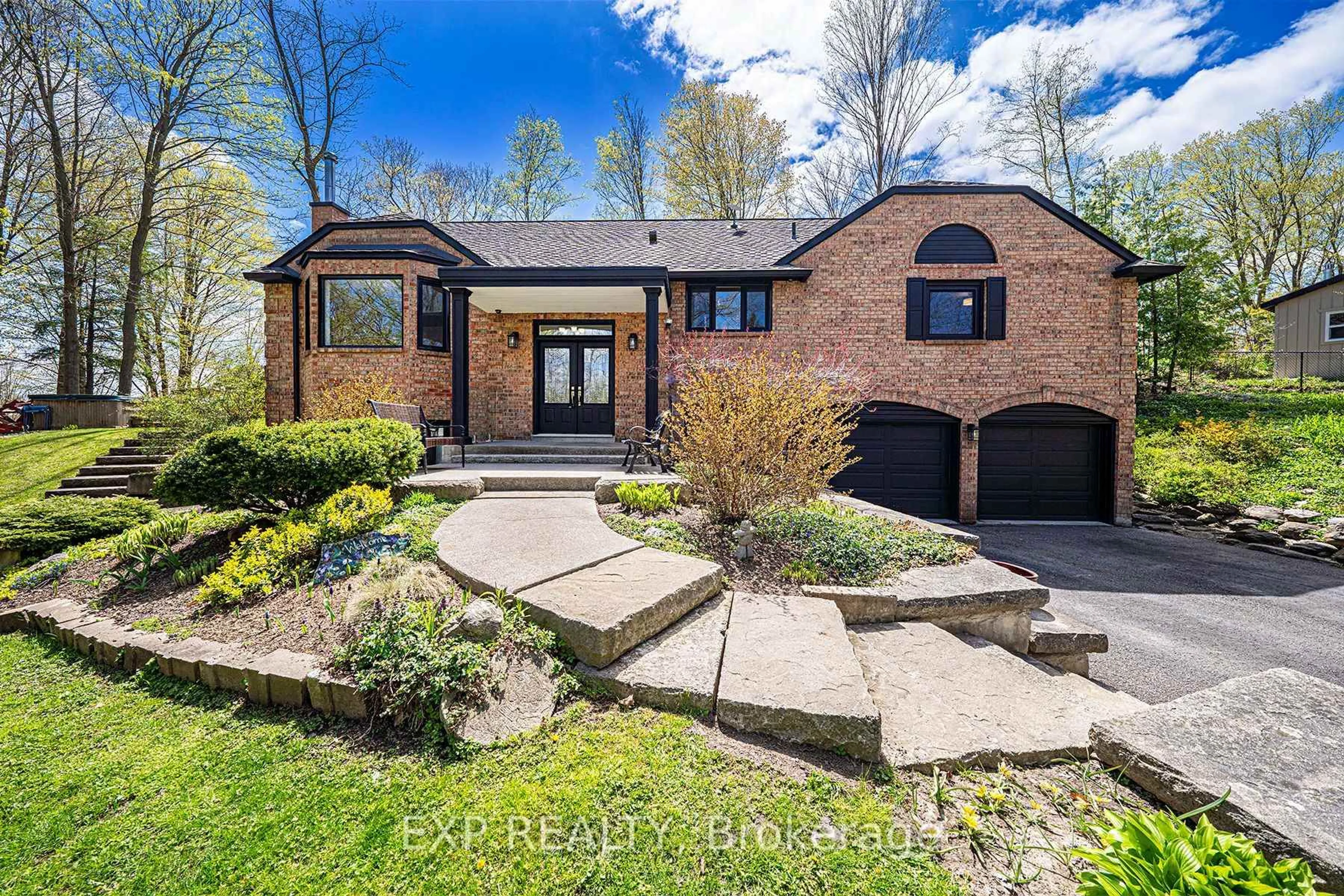 Home with brick exterior material, street for 7 Valley Tr, East Gwillimbury Ontario L3Y 4V8