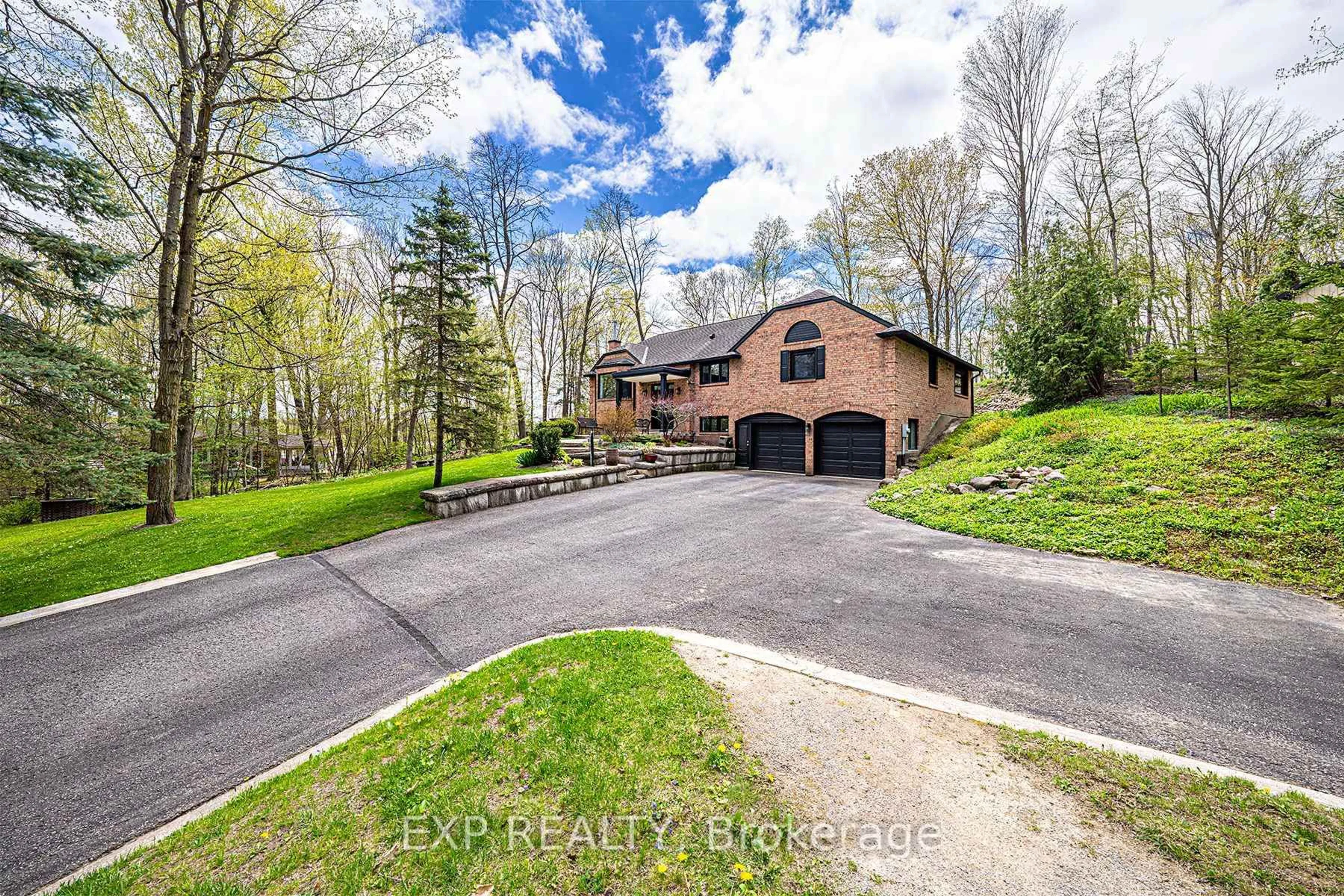 A pic from outside/outdoor area/front of a property/back of a property/a pic from drone, unknown for 7 Valley Tr, East Gwillimbury Ontario L3Y 4V8