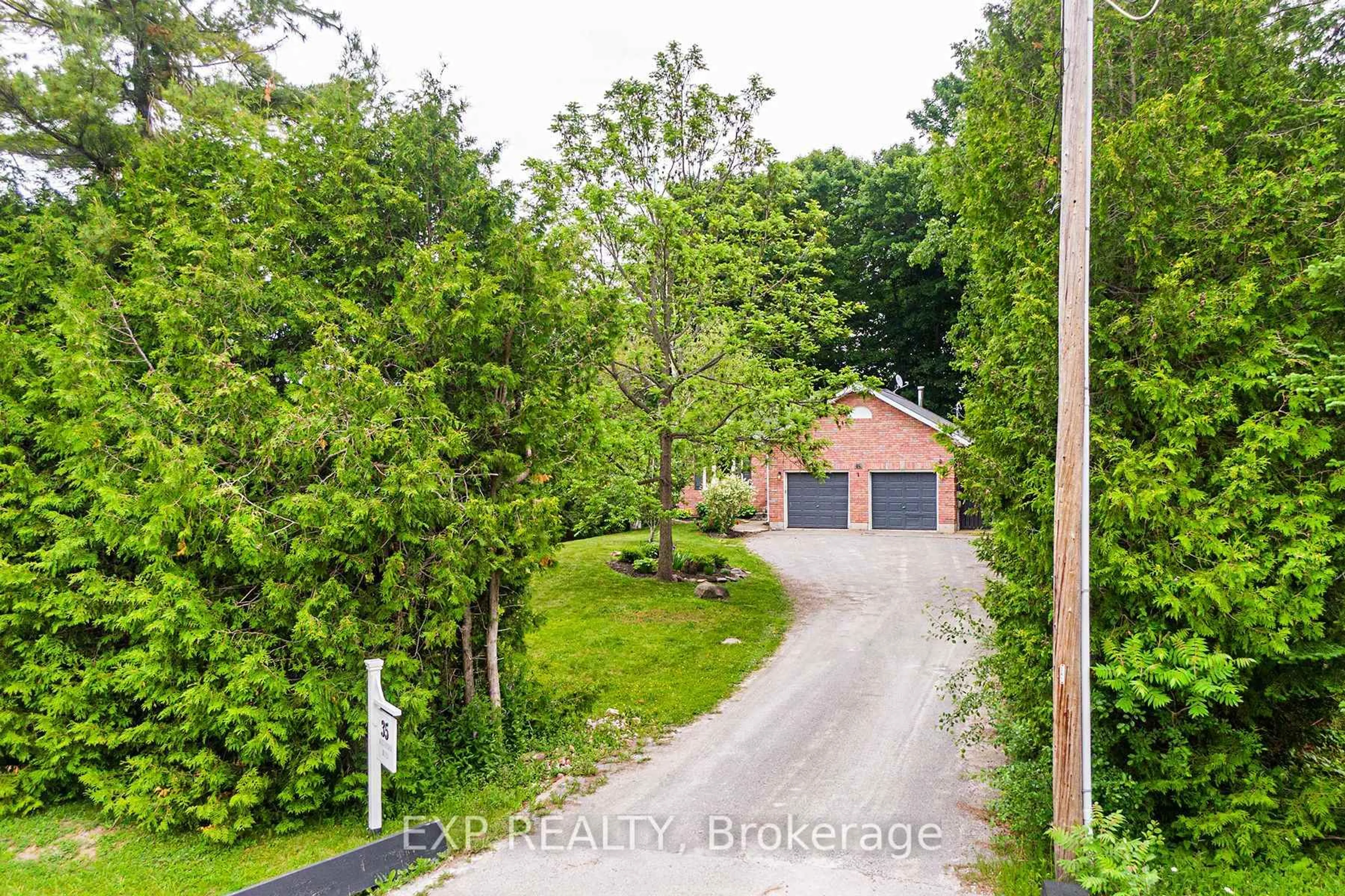 A pic from outside/outdoor area/front of a property/back of a property/a pic from drone, unknown for 35 Alexander Blvd, Georgina Ontario L0E 1L0