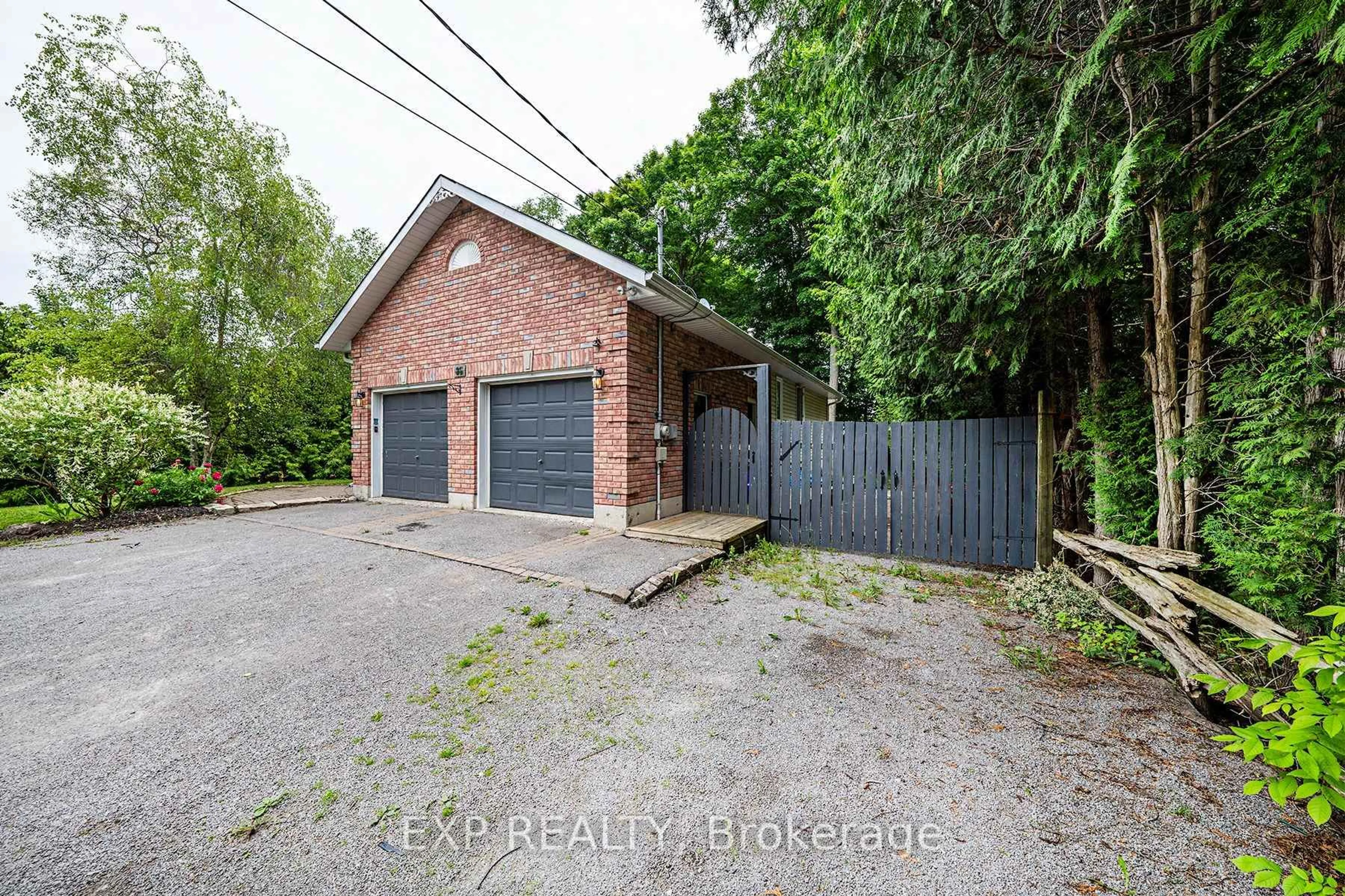A pic from outside/outdoor area/front of a property/back of a property/a pic from drone, street for 35 Alexander Blvd, Georgina Ontario L0E 1L0