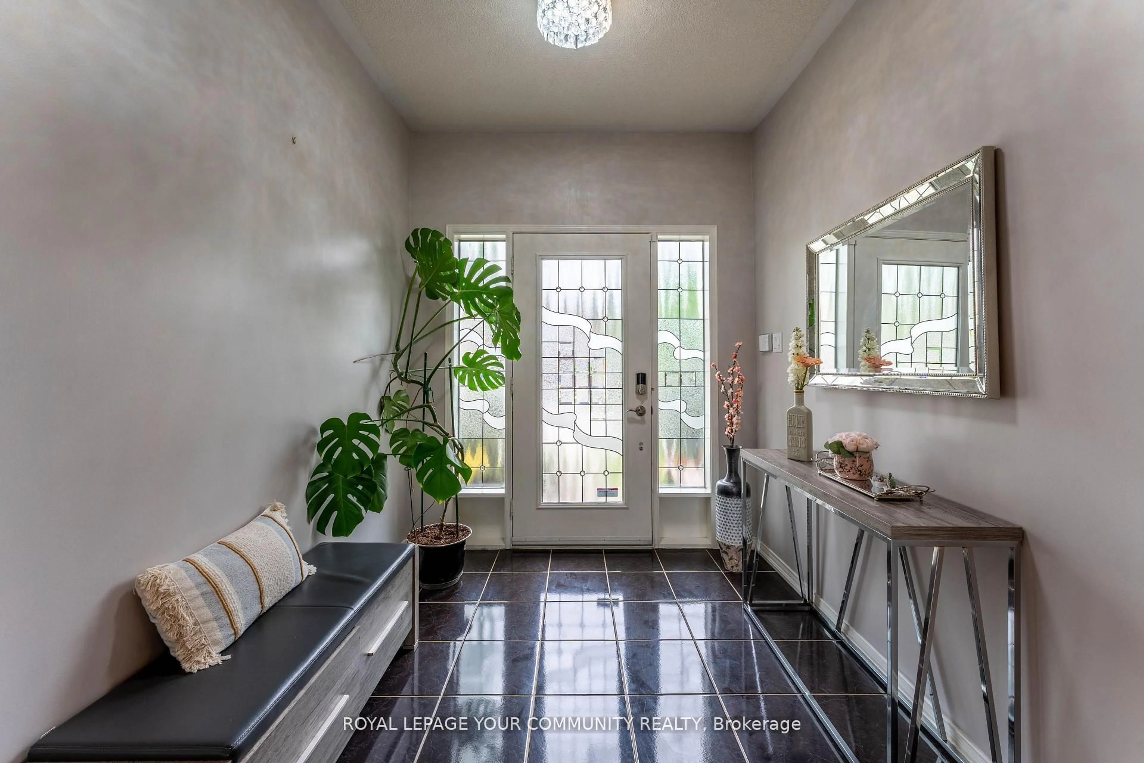 Indoor entryway for 9 Glenis Gate, Richmond Hill Ontario L4E 4C4