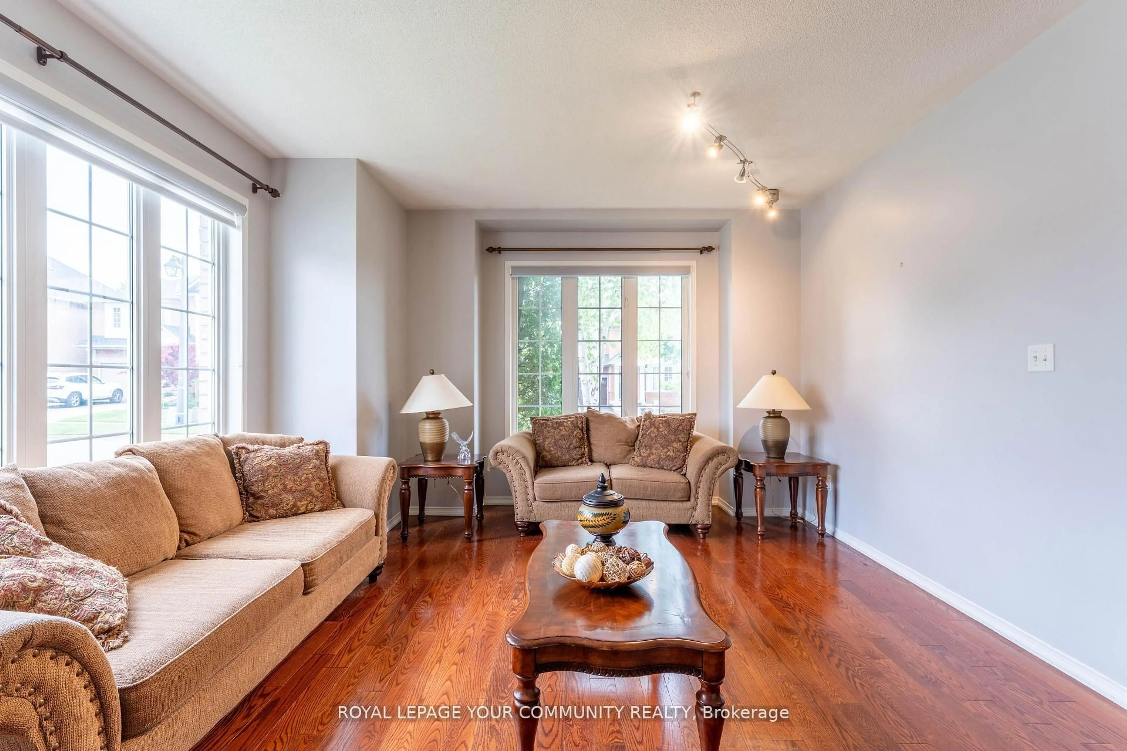 Living room with furniture, wood/laminate floor for 9 Glenis Gate, Richmond Hill Ontario L4E 4C4