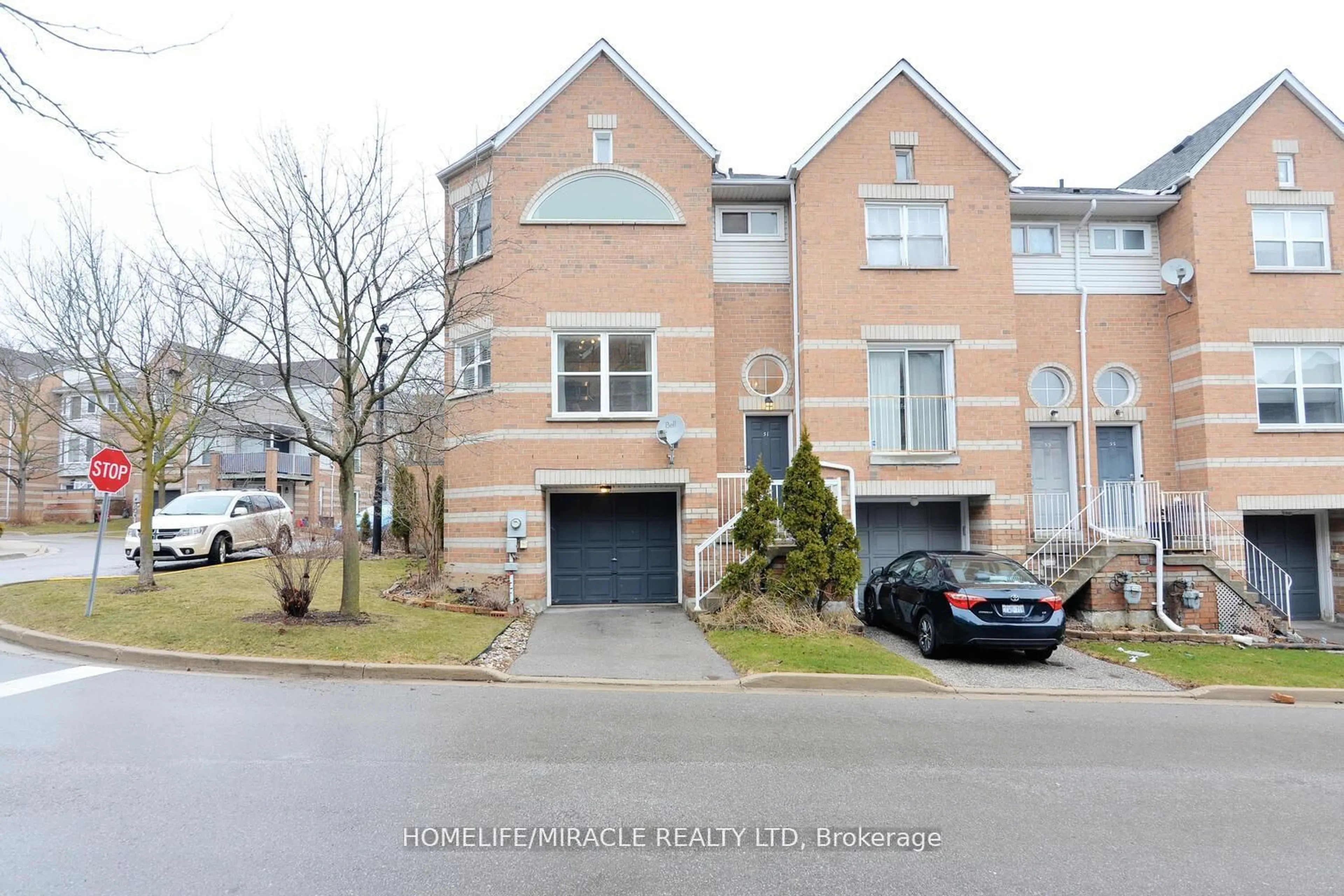 A pic from outside/outdoor area/front of a property/back of a property/a pic from drone, street for 51 Brandy Lane Way #99, Newmarket Ontario L3Y 8P7