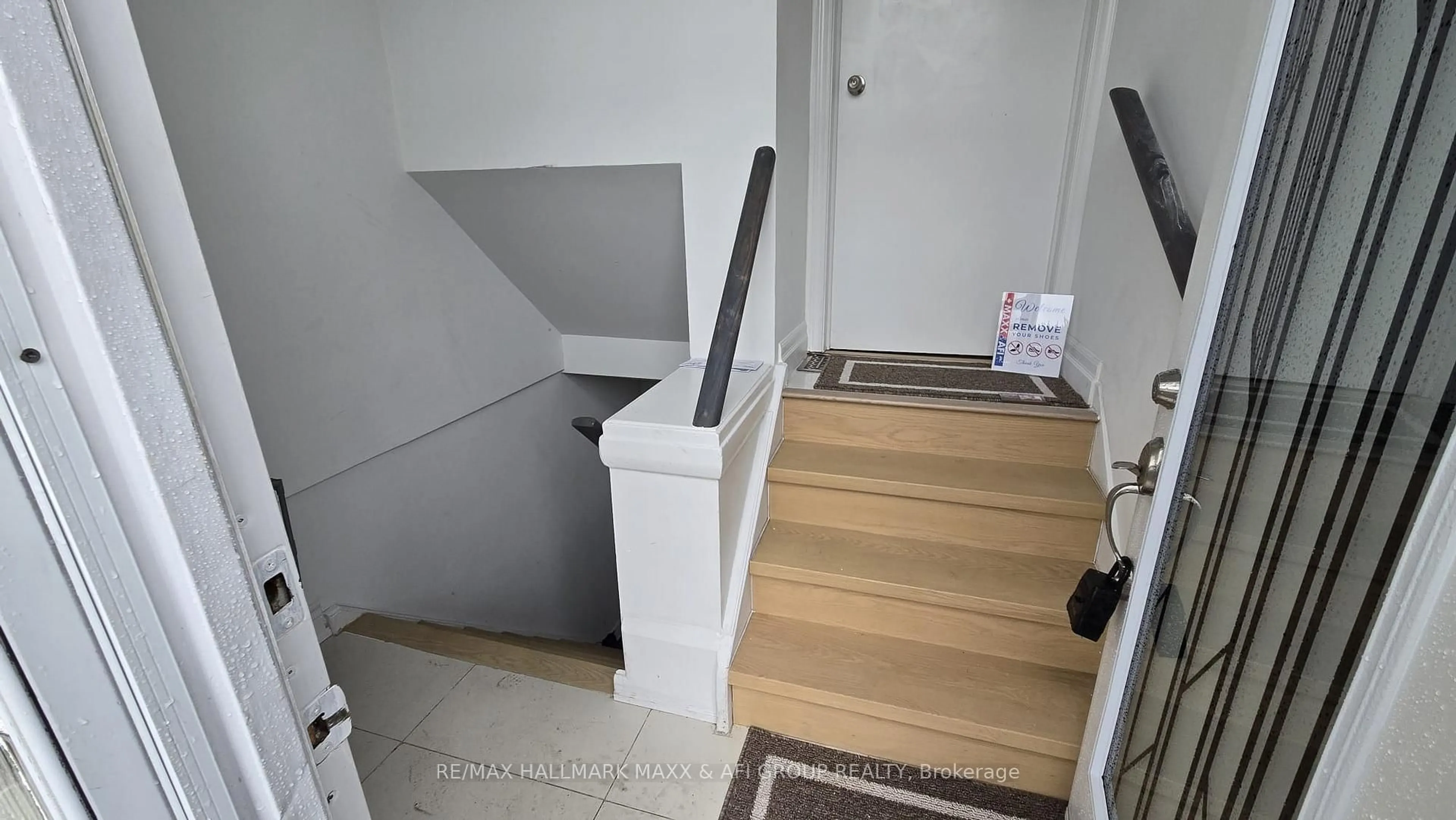 Stairs for 319 Taylor Mills Dr, Richmond Hill Ontario L4C 2T8