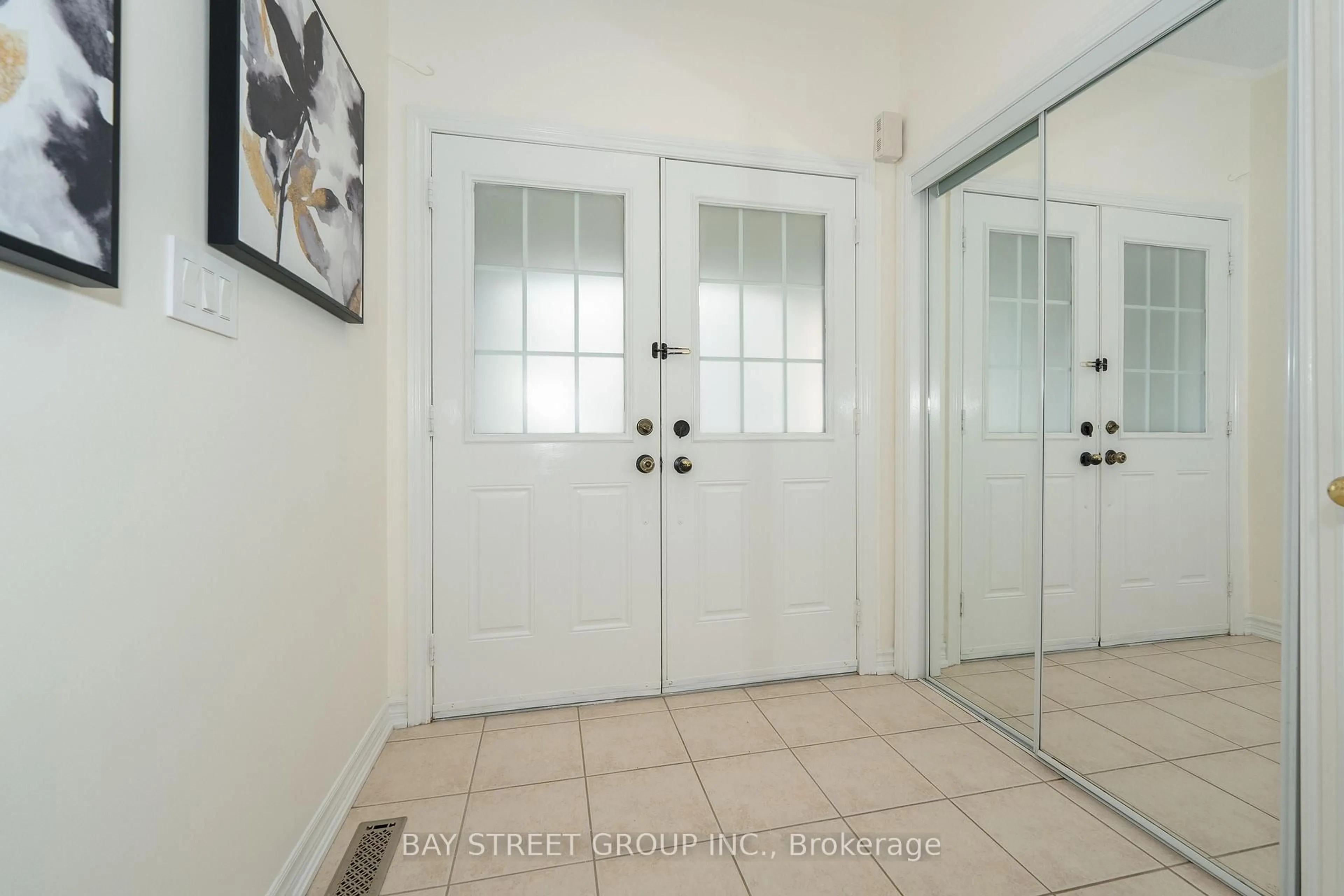 Indoor entryway for 243 Zokol Dr, Aurora Ontario L4G 0C2