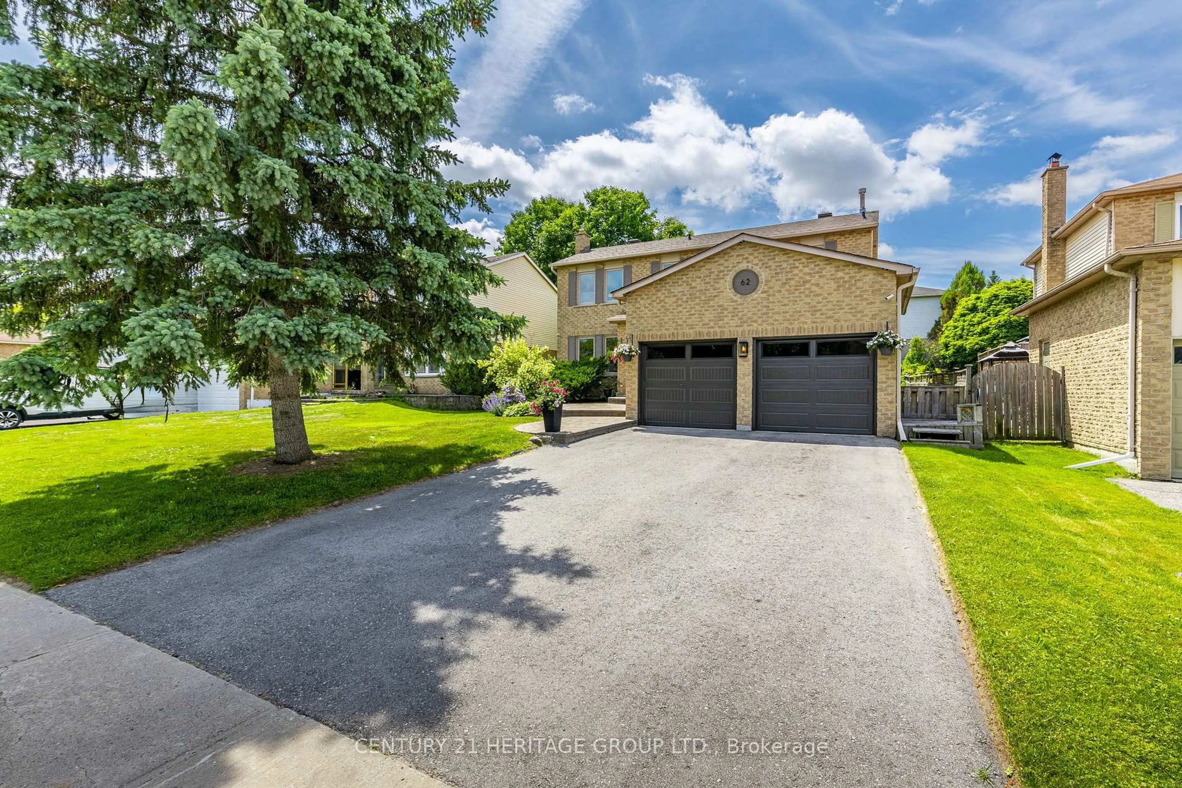 A pic from outside/outdoor area/front of a property/back of a property/a pic from drone, street for 62 Colony Trail Blvd, East Gwillimbury Ontario L9N 1C8