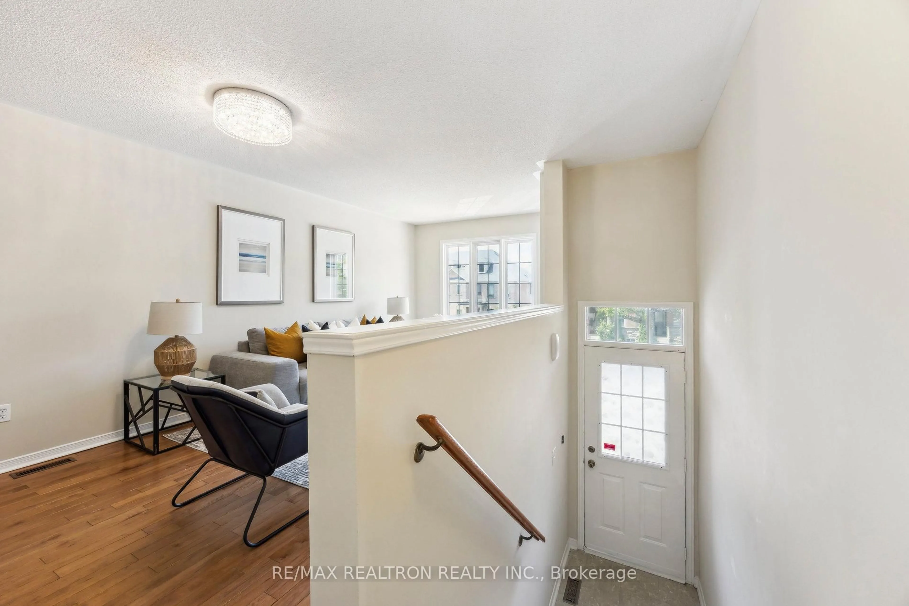 Indoor entryway for 33 Ellesmere St, Richmond Hill Ontario L4B 4E1