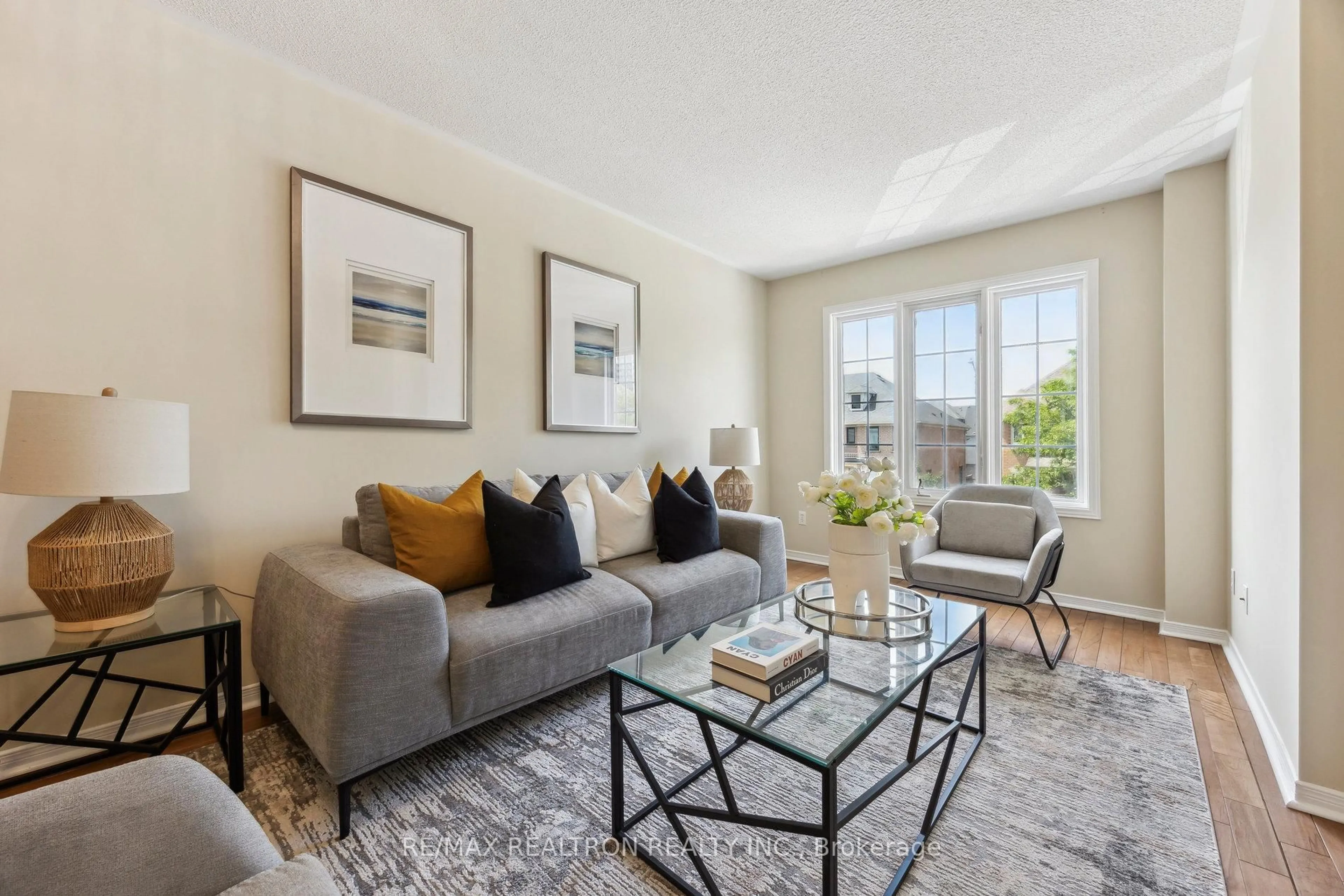 Living room with furniture, unknown for 33 Ellesmere St, Richmond Hill Ontario L4B 4E1