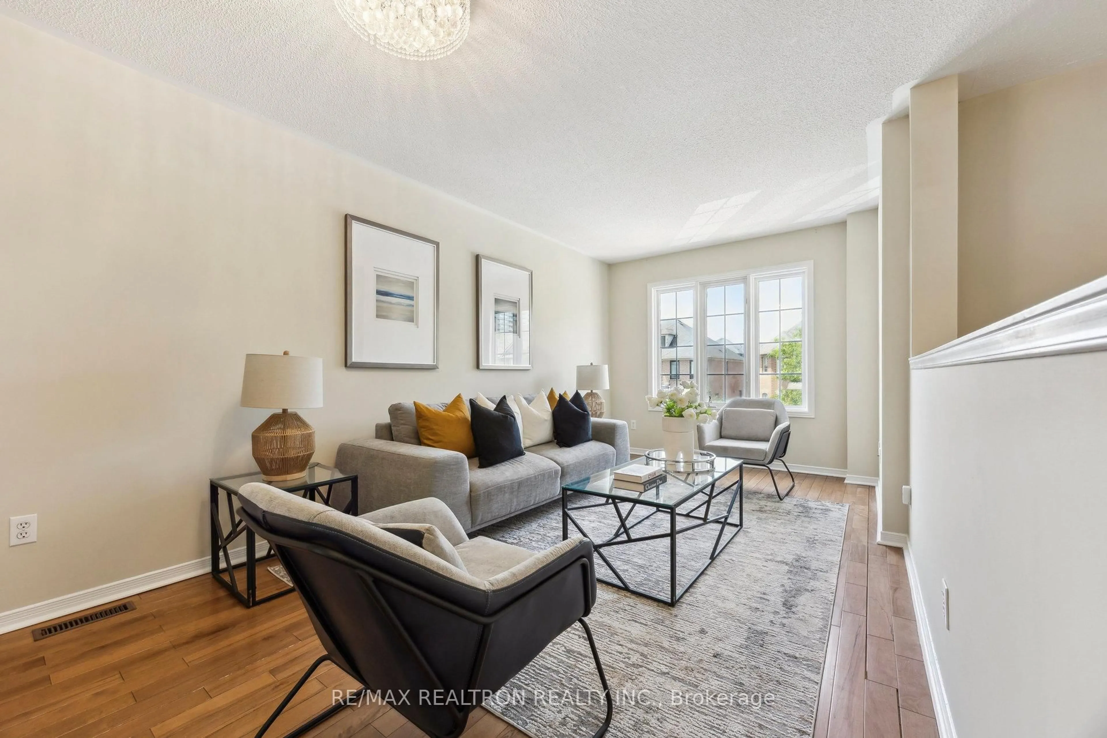 Living room with furniture, unknown for 33 Ellesmere St, Richmond Hill Ontario L4B 4E1