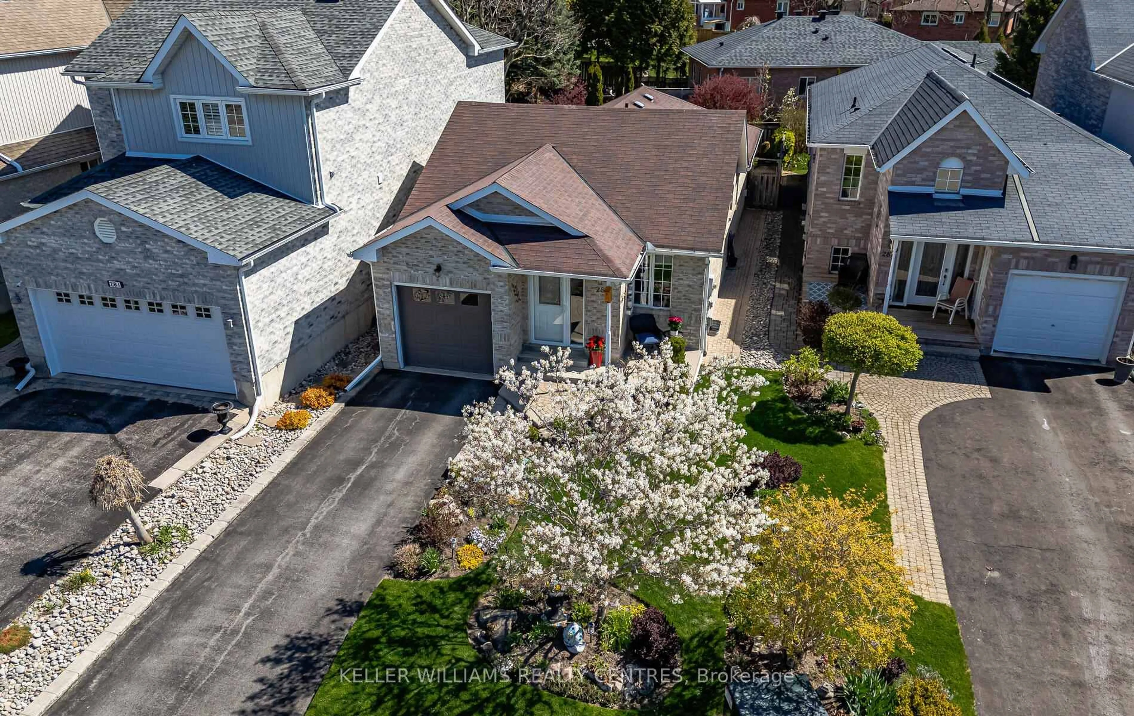 A pic from outside/outdoor area/front of a property/back of a property/a pic from drone, street for 283 Sheridan Crt, Newmarket Ontario L3Y 8P9