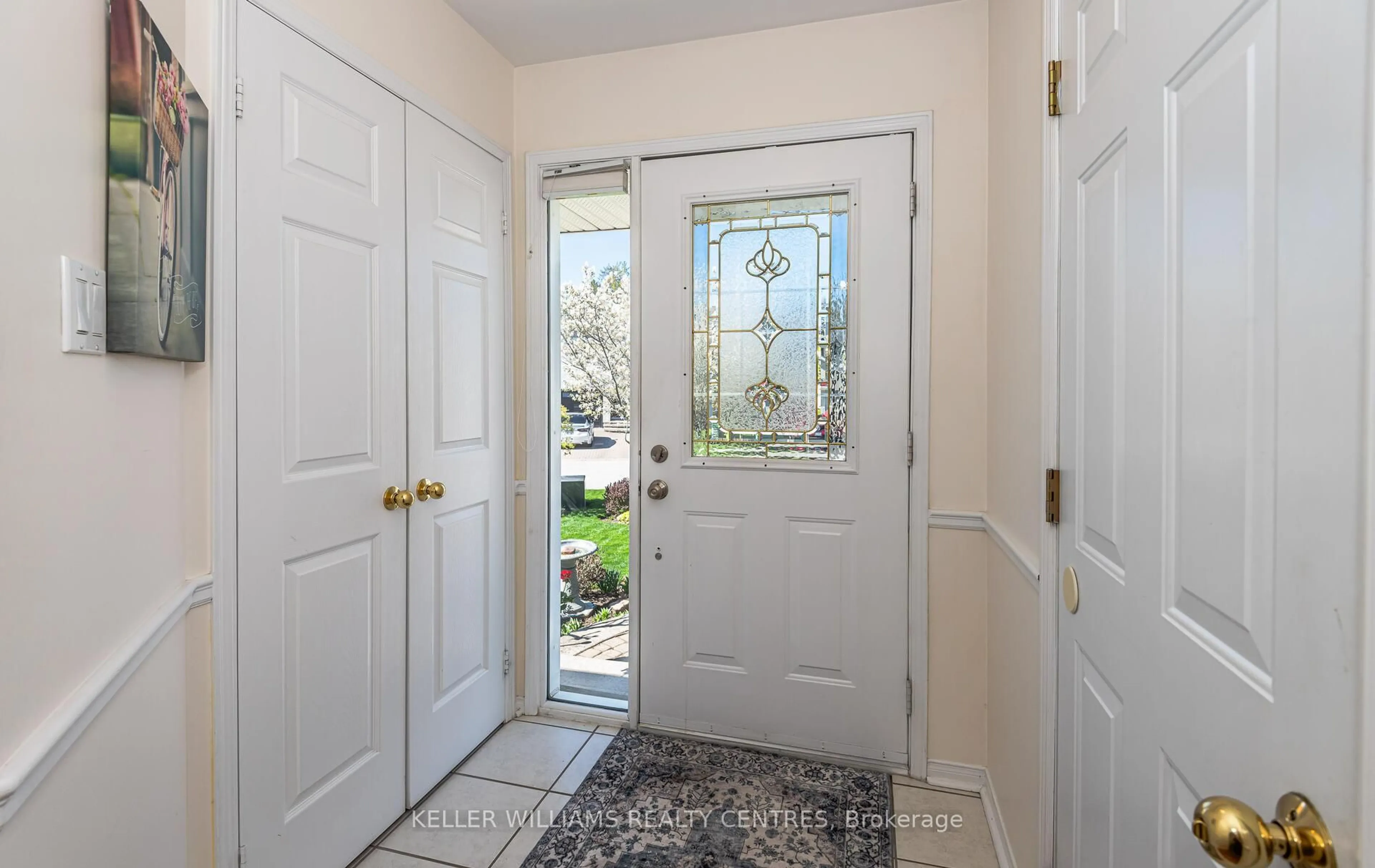 Indoor entryway for 283 Sheridan Crt, Newmarket Ontario L3Y 8P9