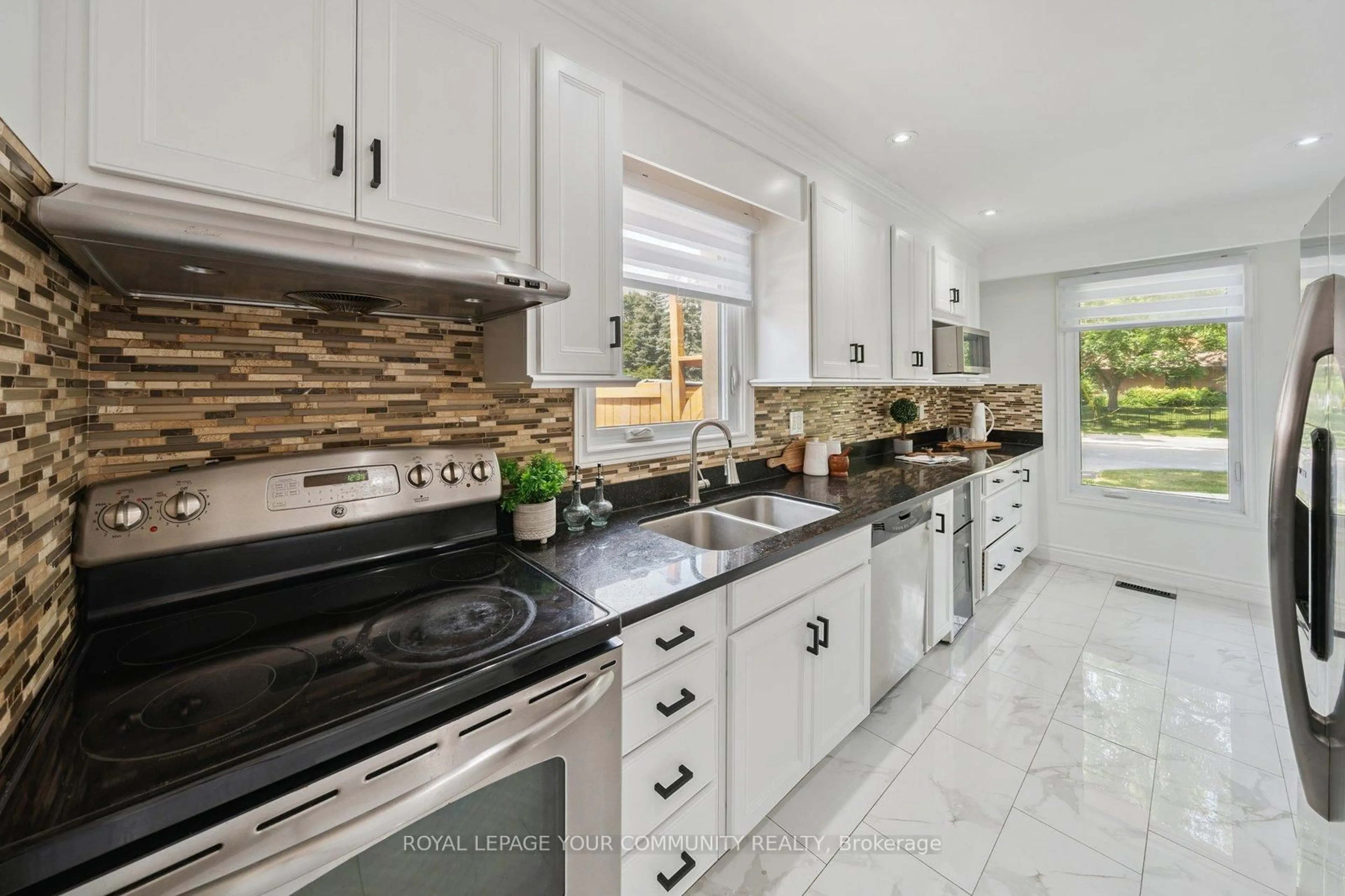 Contemporary kitchen, ceramic/tile floor for 249 Weldrick Rd, Richmond Hill Ontario L4C 5J2