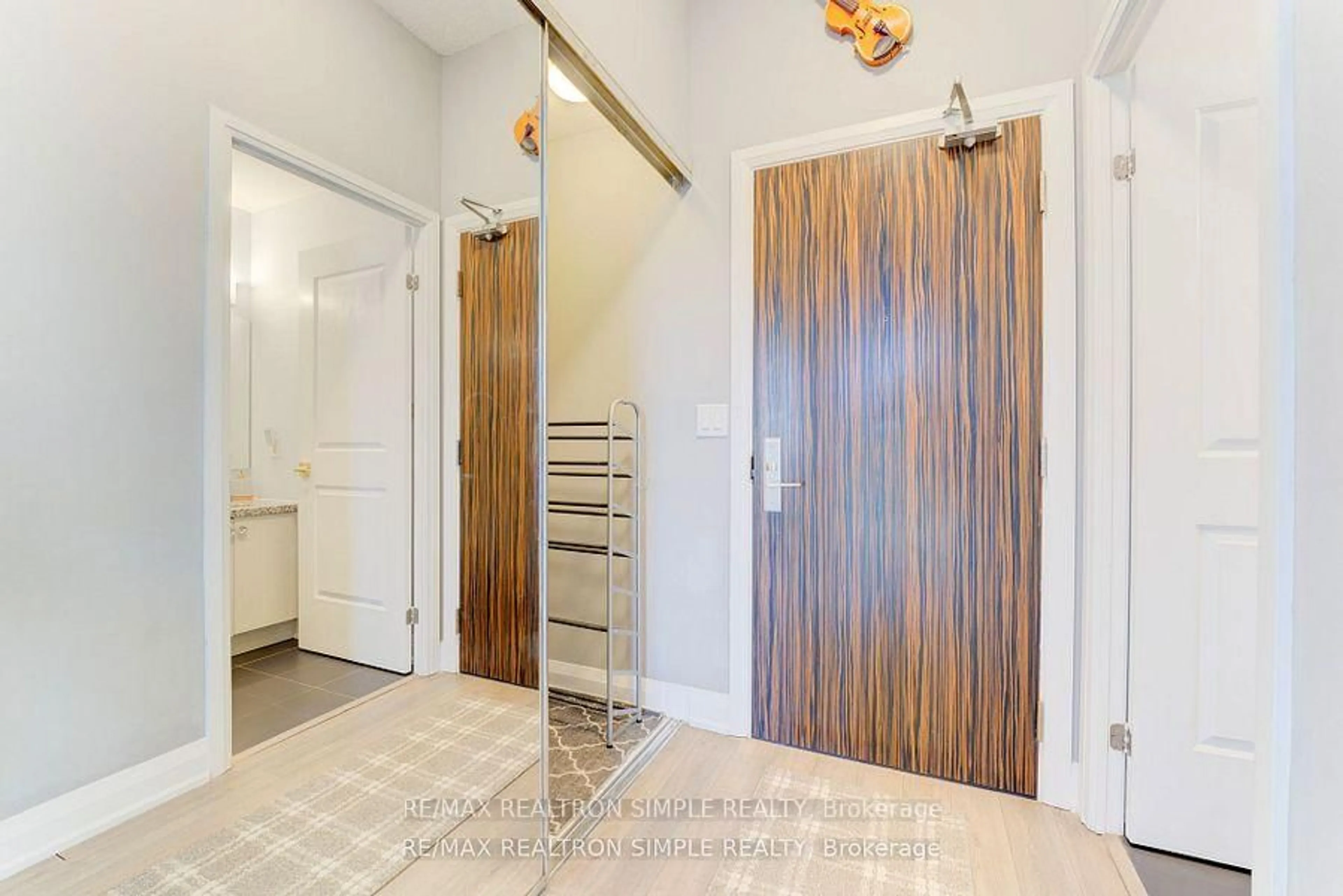 Indoor entryway for 8763 Bayview Ave #319, Richmond Hill Ontario L4B 3V1