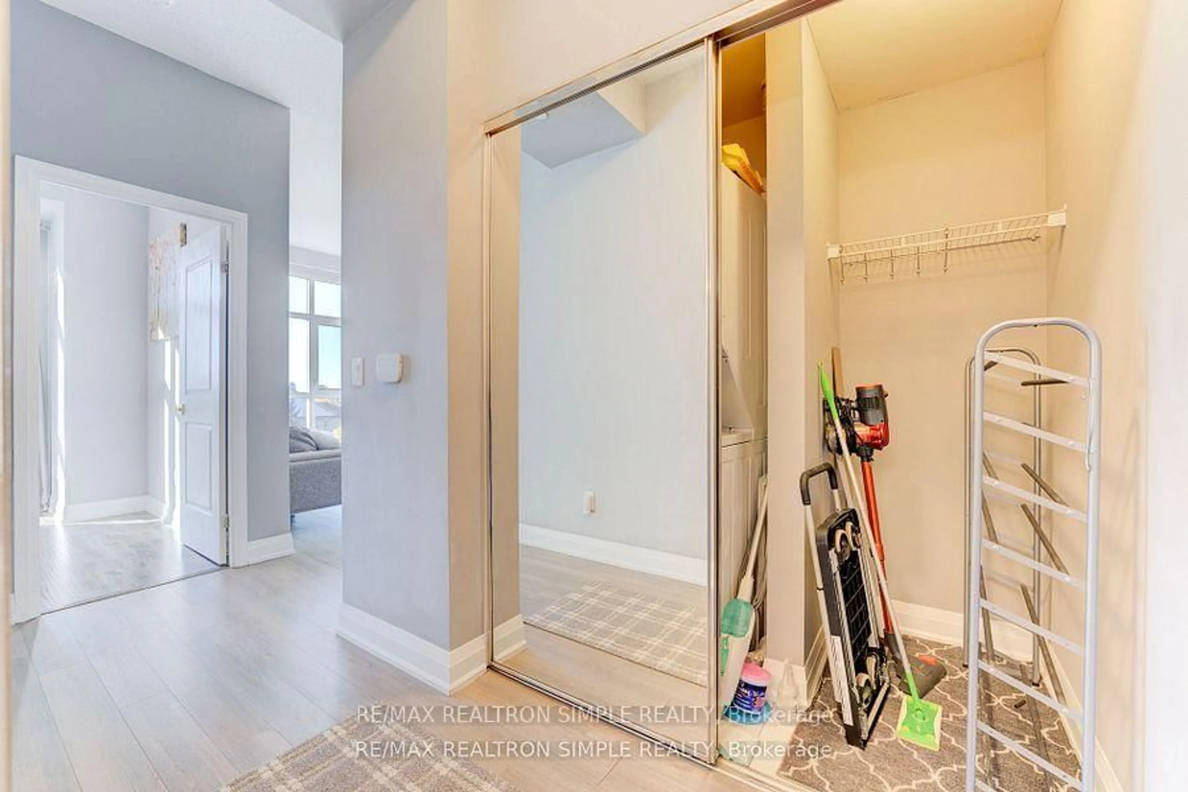 Indoor entryway for 8763 Bayview Ave #319, Richmond Hill Ontario L4B 3V1