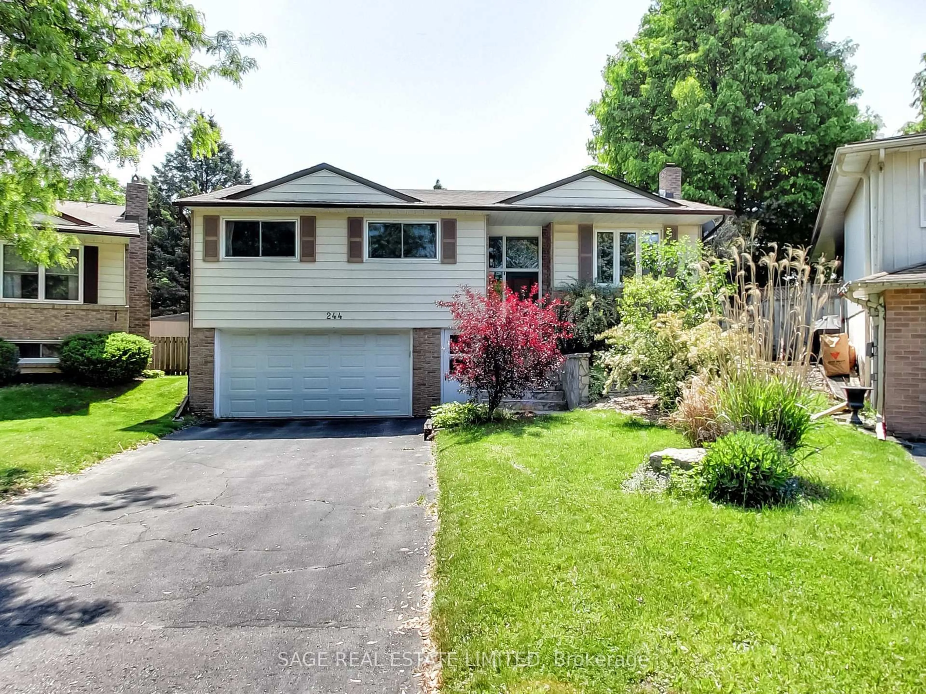 Home with vinyl exterior material, street for 244 Currey Cres, Newmarket Ontario L3Y 5M9