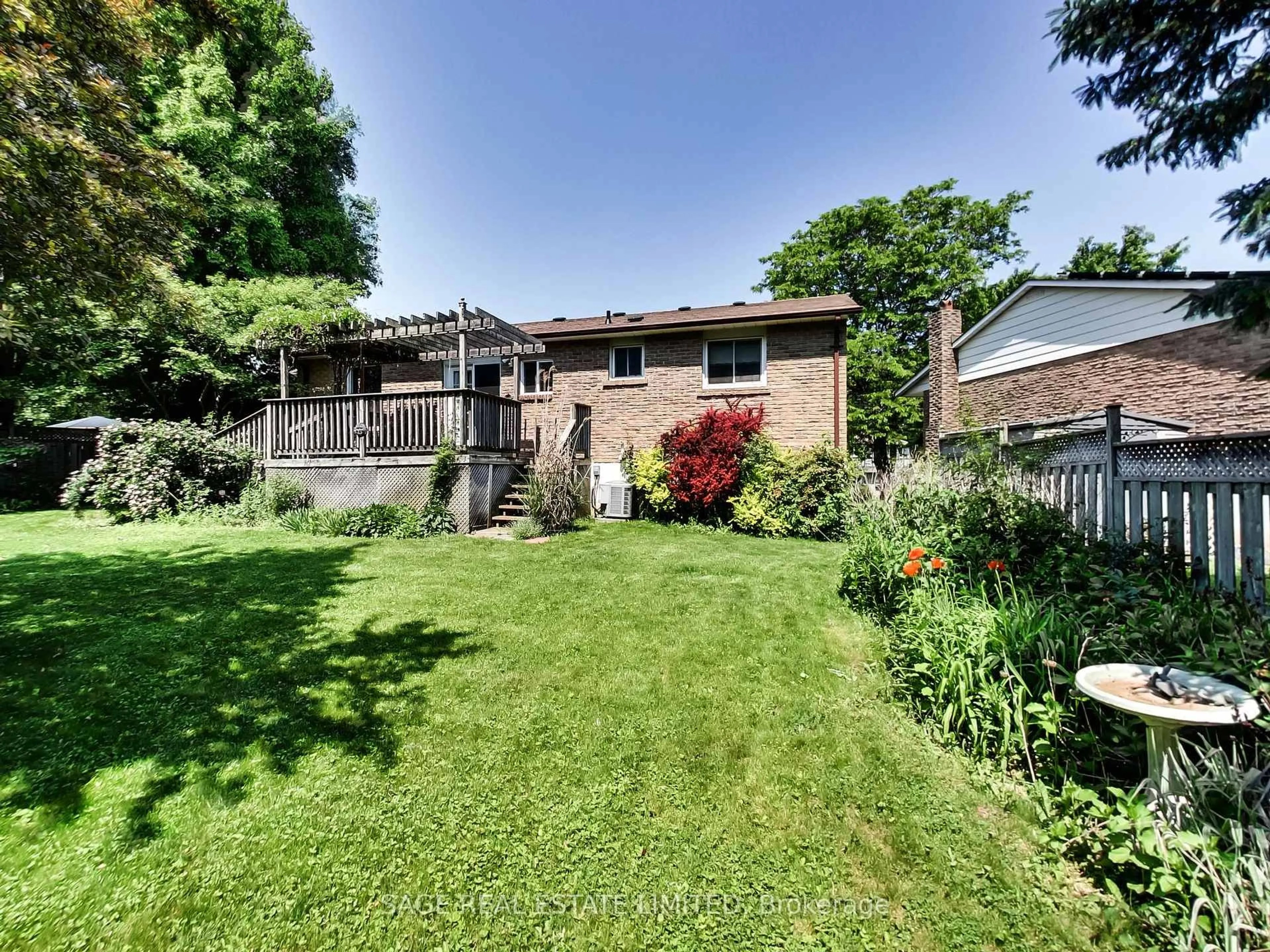 A pic from outside/outdoor area/front of a property/back of a property/a pic from drone, street for 244 Currey Cres, Newmarket Ontario L3Y 5M9
